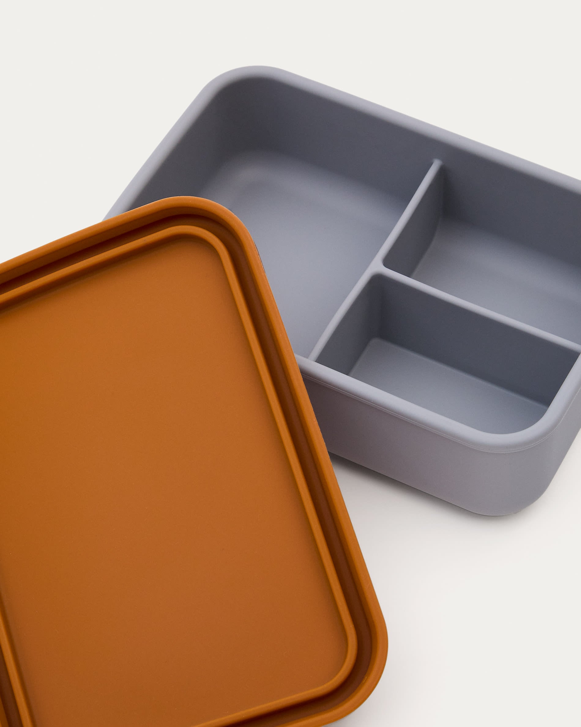 Lunchbox Lili aus Silikon orange und blau in Orange, Blau präsentiert im Onlineshop von KAQTU Design AG. Geschirr Kids ist von Kave Home