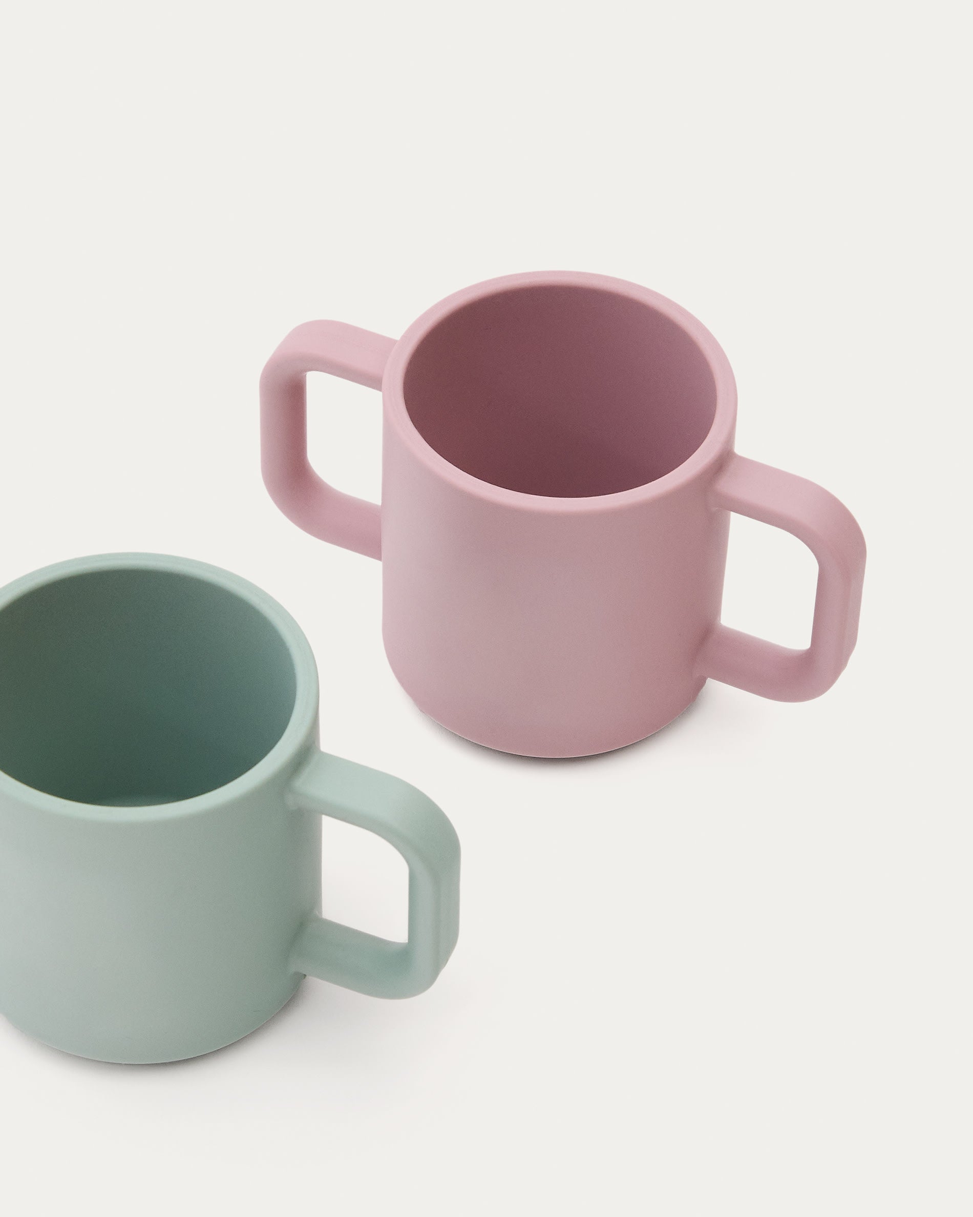 Set Lili aus 2 Tassen aus Silikon rosa und türkis in Türkis, Rosa präsentiert im Onlineshop von KAQTU Design AG. Geschirr Kids ist von Kave Home