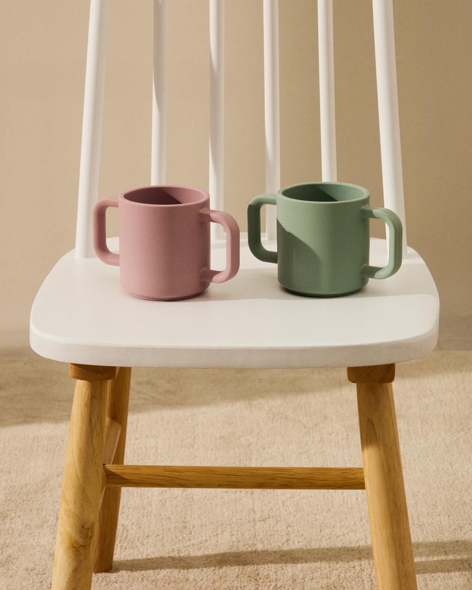 Set Lili aus 2 Tassen aus Silikon rosa und türkis in Türkis, Rosa präsentiert im Onlineshop von KAQTU Design AG. Geschirr Kids ist von Kave Home