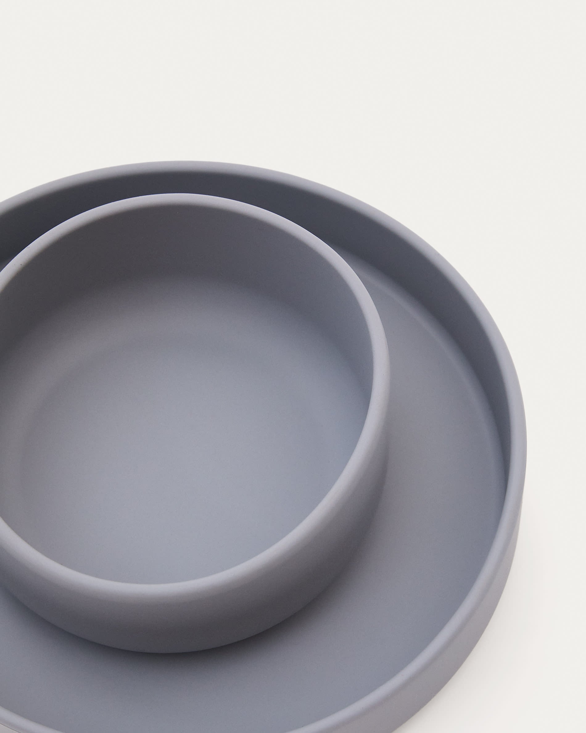 Set Lili aus Teller und Schüssel aus Silikon blau in Blau präsentiert im Onlineshop von KAQTU Design AG. Geschirr Kids ist von Kave Home