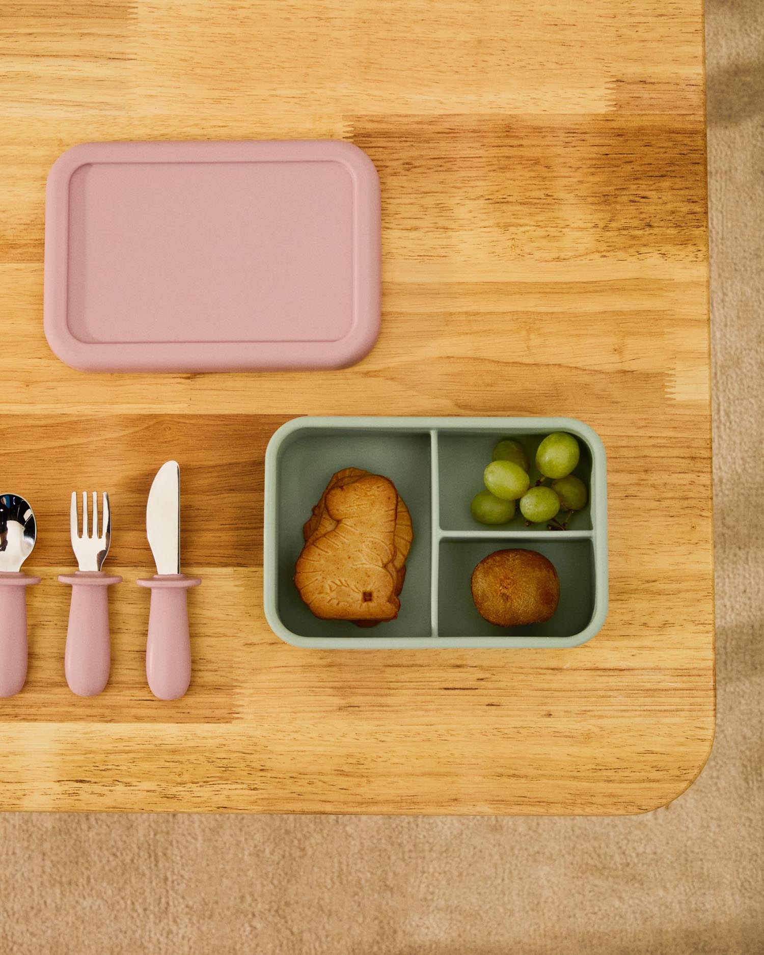 Set Lili aus Löffel, Gabel und Messer aus Silikon blau in Blau präsentiert im Onlineshop von KAQTU Design AG. Geschirr Kids ist von Kave Home