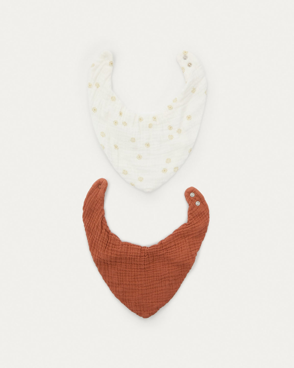 Zwei Baby-Halstücher aus 100% Baumwolle in Terrakotta mit Sonnenmuster, gefaltet nebeneinander liegend, Set Olna von Kave Home.
