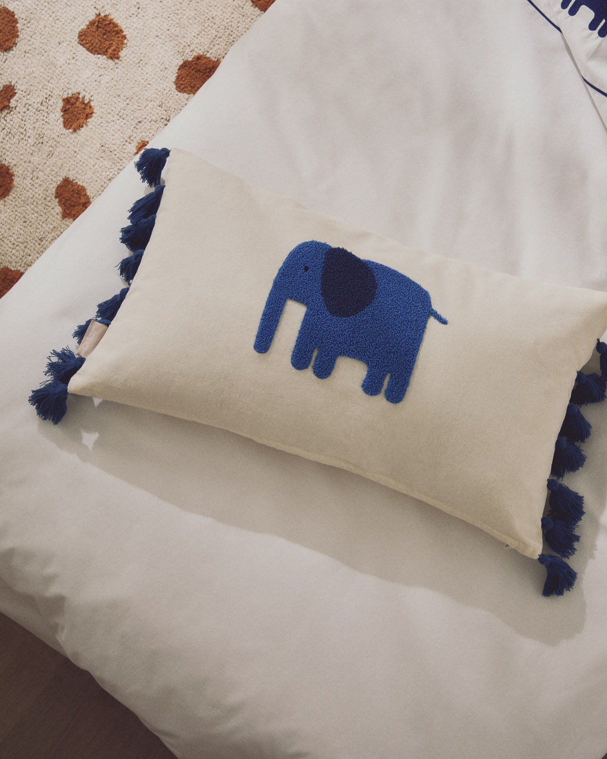Kissenbezug aus beiger Baumwolle mit handgesticktem blauem Elefanten-Motiv, rechteckige Form, Grösse 30 x 50 cm, für Kinderzimmer.