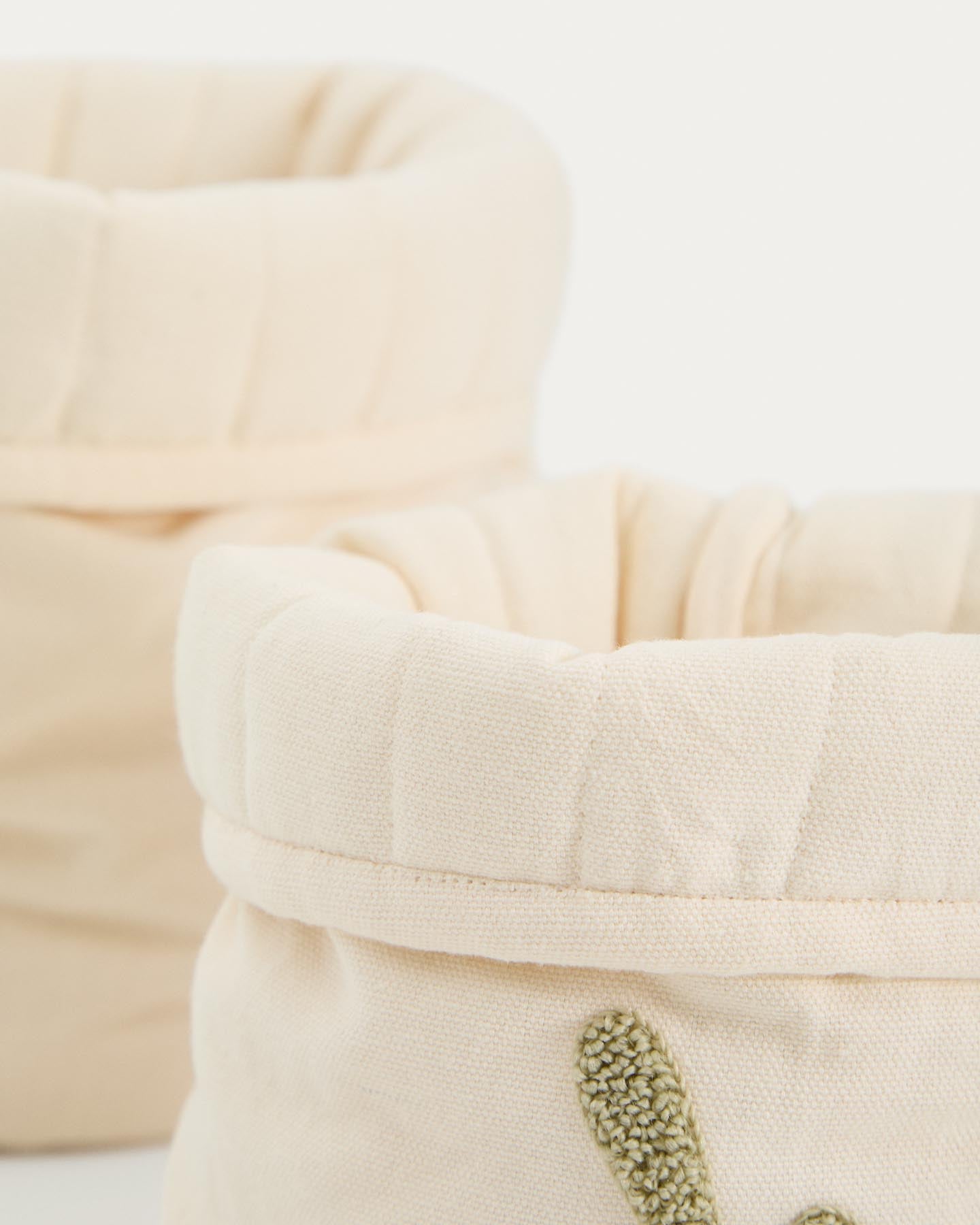 Kinderkörbe Tandani im 2er-Set aus Baumwolle in Beige mit aufgestickten Blättern in Weiß präsentiert im Onlineshop von KAQTU Design AG. Aufbewahrungskorb ist von Kave Home