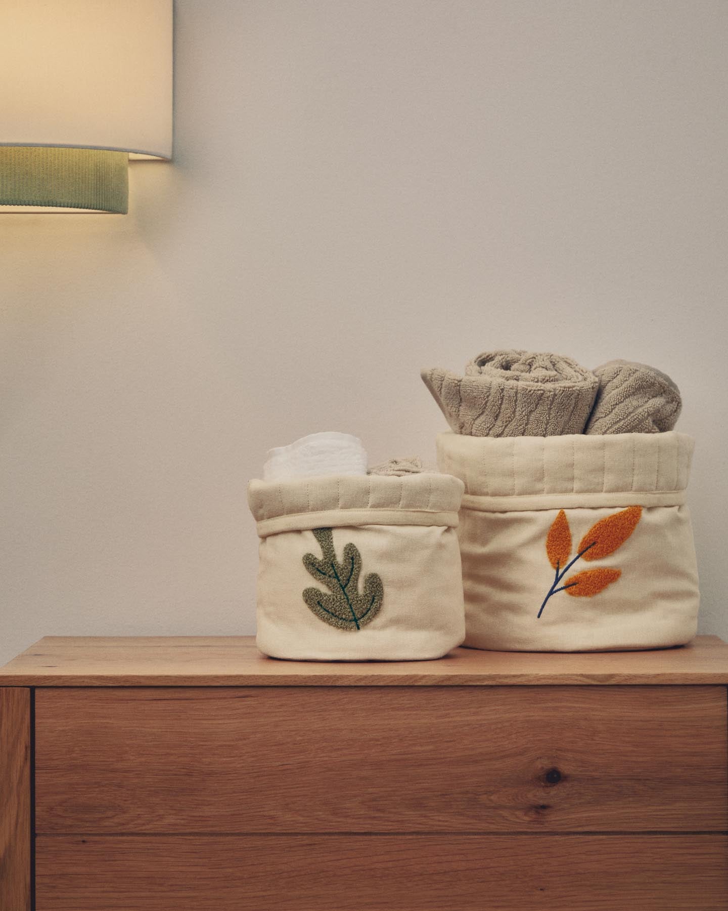 Kinderkörbe Tandani im 2er-Set aus Baumwolle in Beige mit aufgestickten Blättern in Weiß präsentiert im Onlineshop von KAQTU Design AG. Aufbewahrungskorb ist von Kave Home