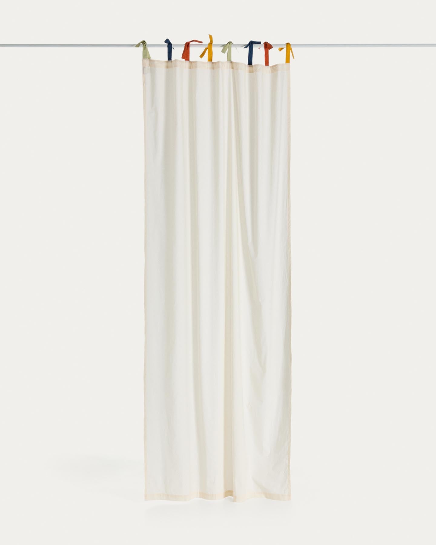 Vorhang Zelda aus 100 % Baumwolle in Weiß mit bunten Bändern, 135 x 270 cm in Weiß präsentiert im Onlineshop von KAQTU Design AG. Vorhang ist von Kave Home