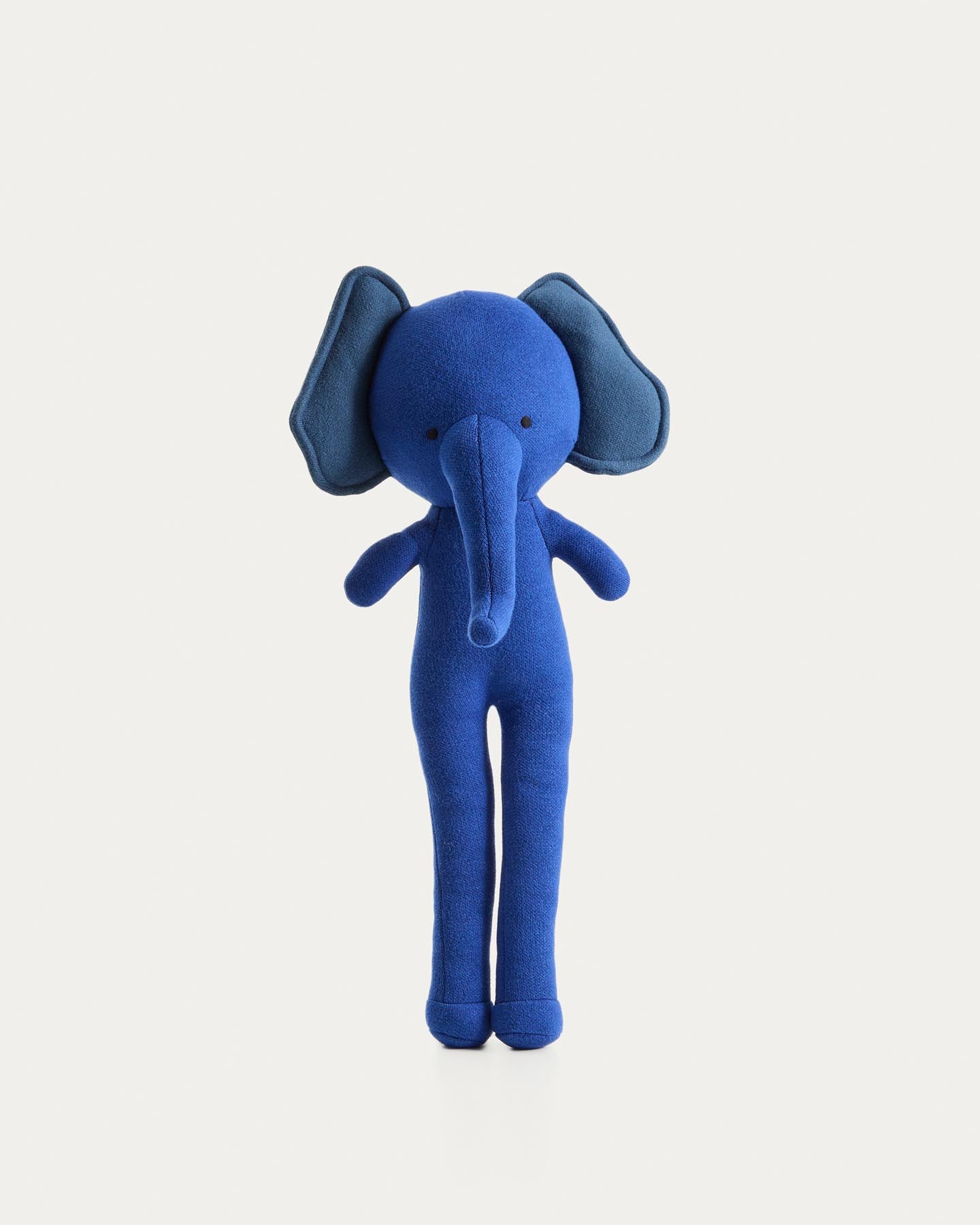 Kuschelelefant Tandani aus blauem Strick in Blau präsentiert im Onlineshop von KAQTU Design AG. Spielzeug ist von Kave Home