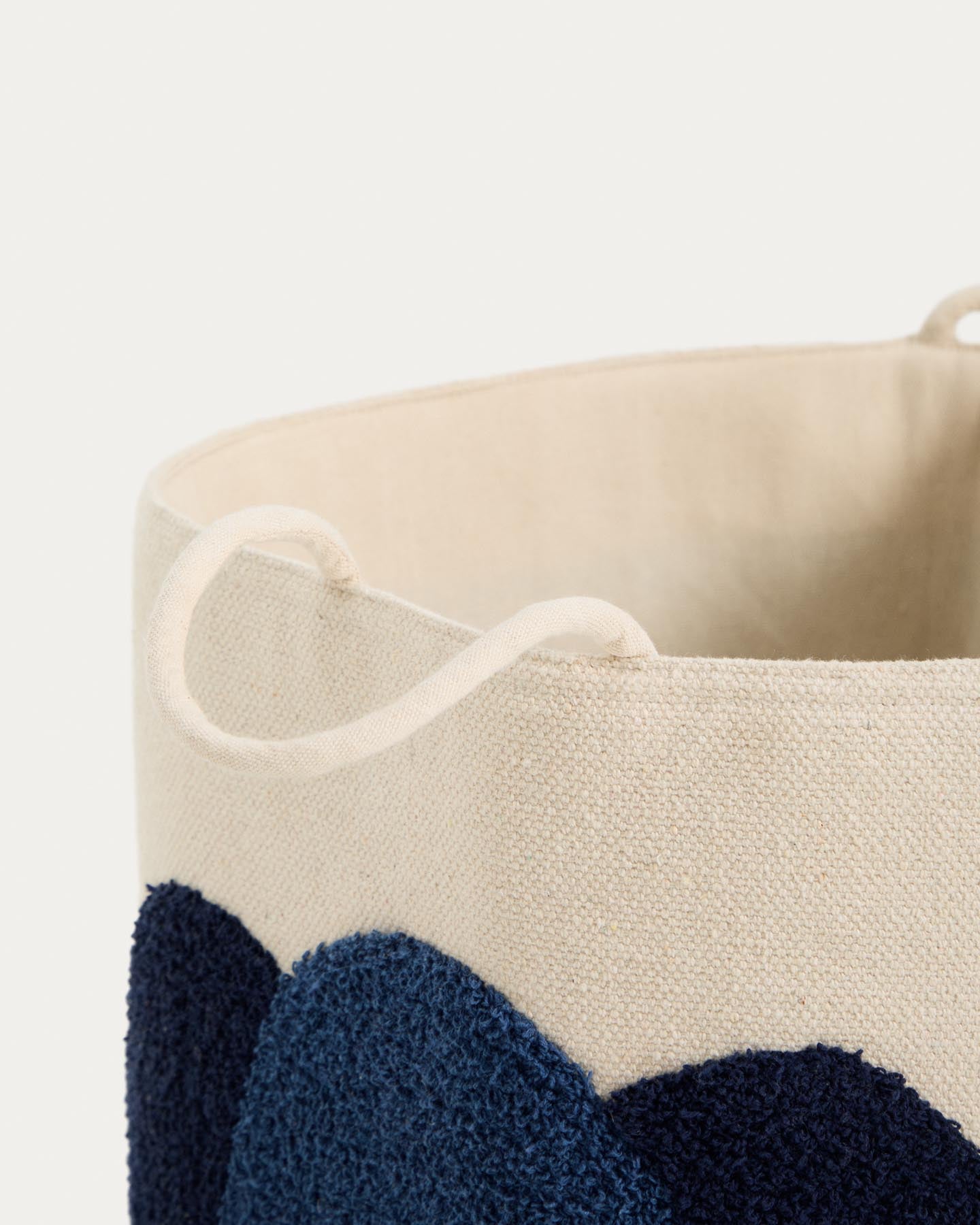 Beigefarbener Korb Tandani mit blauem Elefanten, 50 cm in Ecru präsentiert im Onlineshop von KAQTU Design AG. Teppich ist von Kave Home