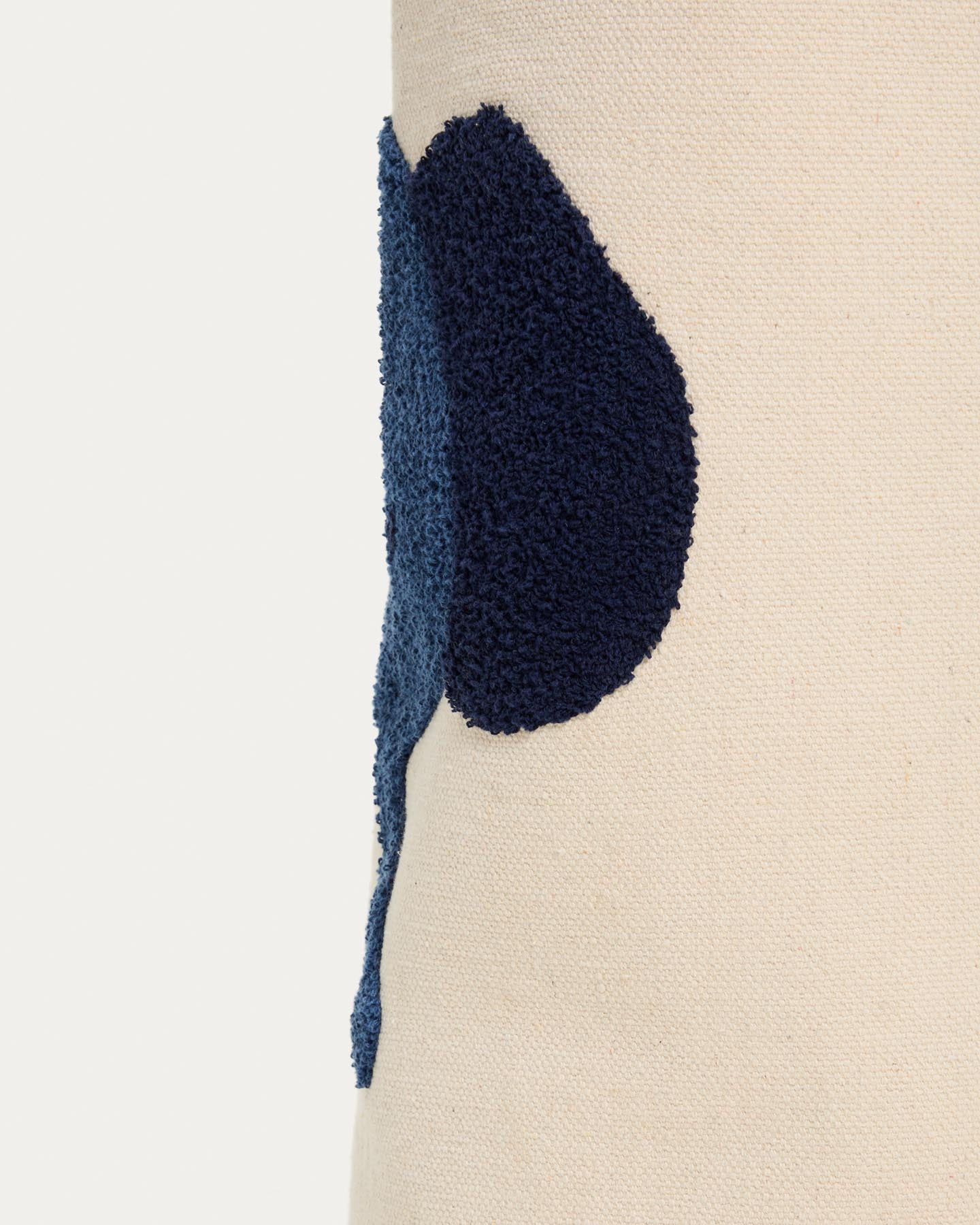 Beigefarbener Korb Tandani mit blauem Elefanten, 50 cm in Ecru präsentiert im Onlineshop von KAQTU Design AG. Teppich ist von Kave Home