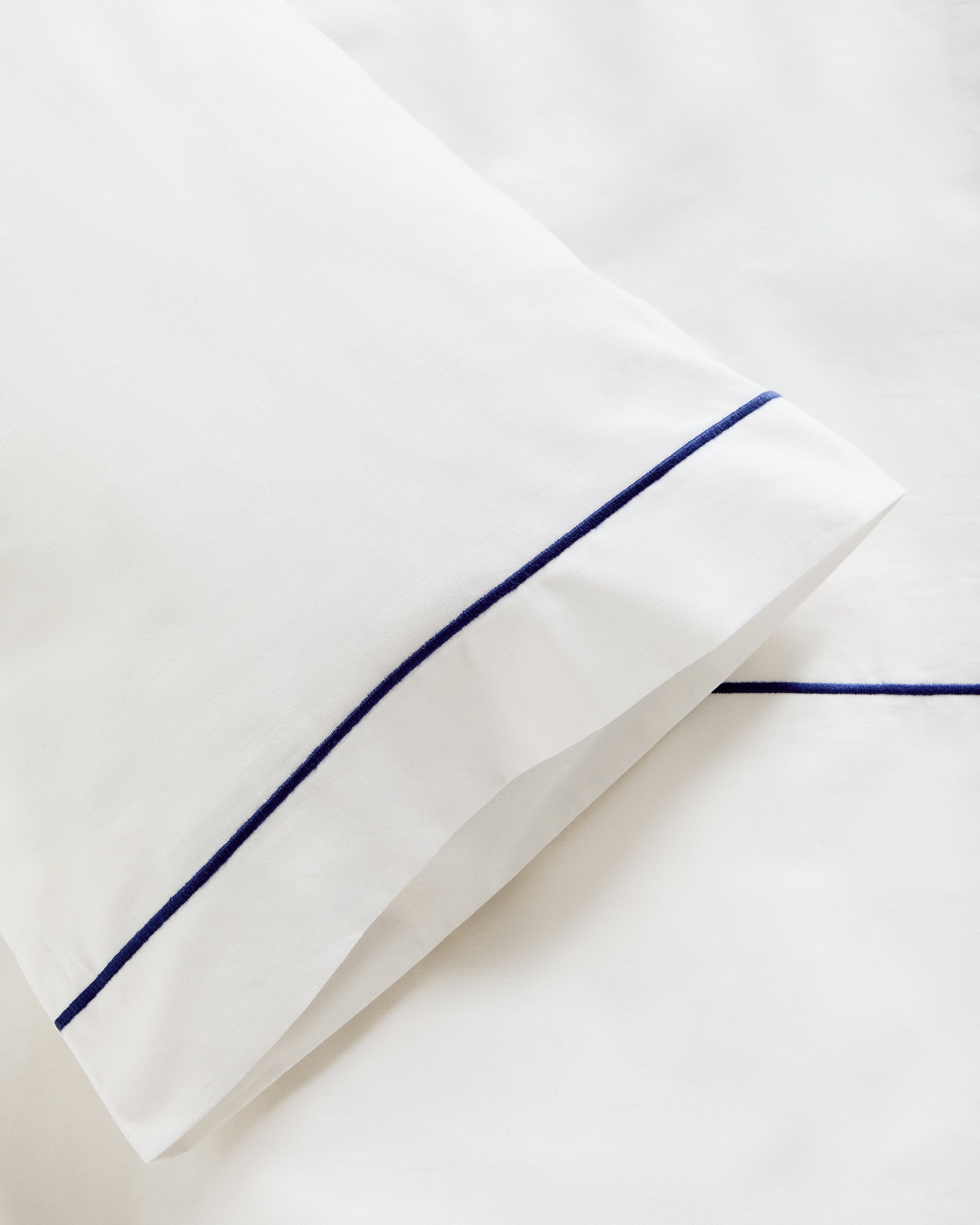 Set Tandari mit Bett- und Kissenbezug aus Baumwollperkal mit aufgesticktem Elefanten für Babybett in Ecru präsentiert im Onlineshop von KAQTU Design AG. Duvetbezug Kids ist von Kave Home