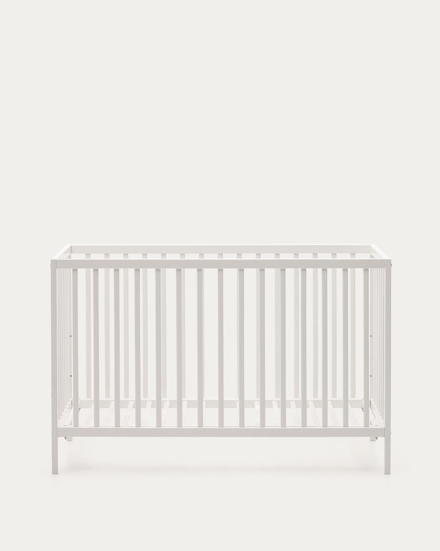 Elegantes Gitterbett Shantal aus massiver Buche, 60x120 cm, mit weissem Finish. Anpassbare Matratzenhöhe für Sicherheit und Komfort.