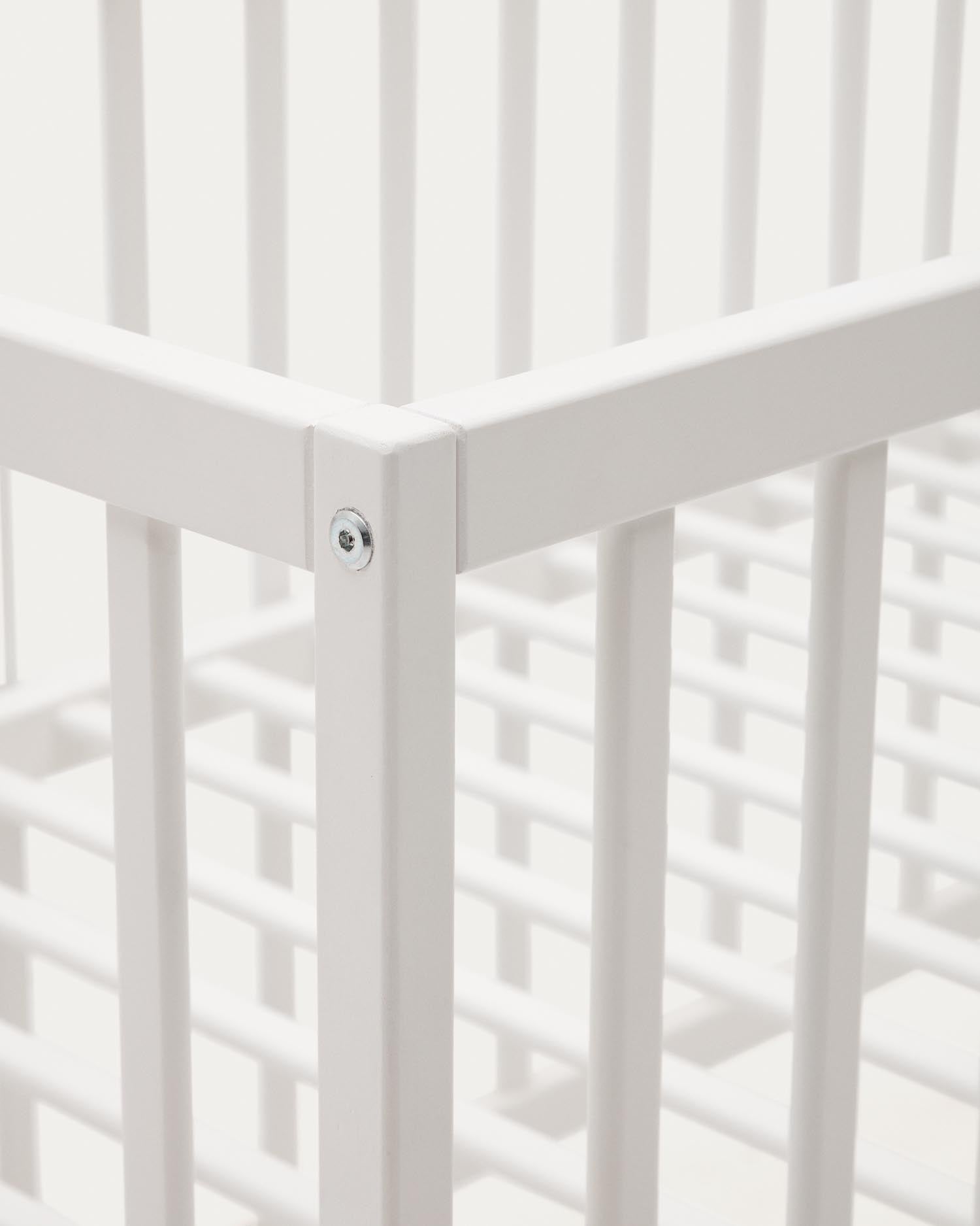 Entdecken Sie das Gitterbett Shantal von Kave Home: robustes Buchenholz, elegantes weißes Finish, ideal für Kleinkinder. Sicherheit und Stil vereint!