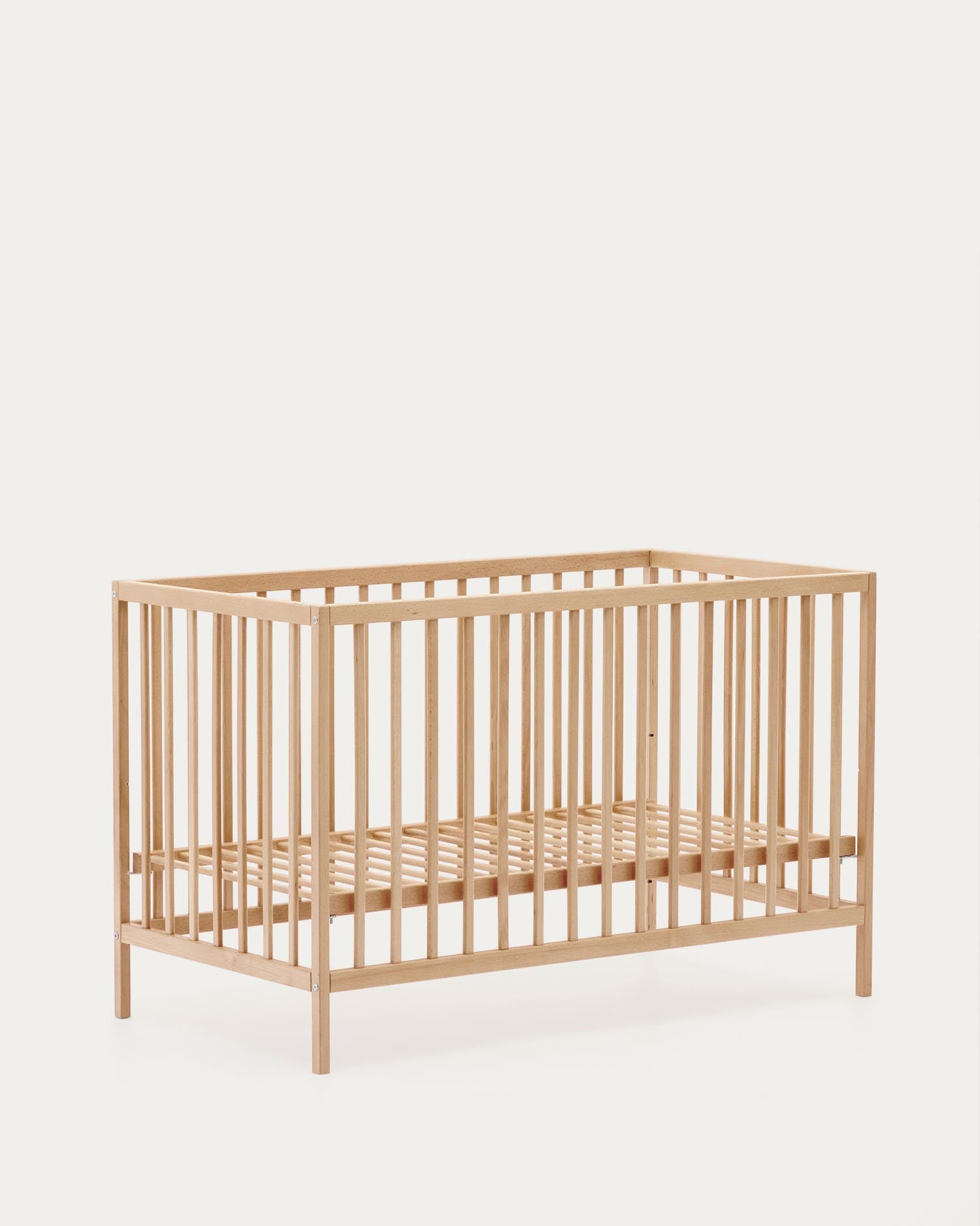 Das Shantal Gitterbett aus massiver Buche, 60x120 cm, mit natürlichem Finish, vereint Sicherheit und Eleganz für Ihr Baby, von Kave Home.