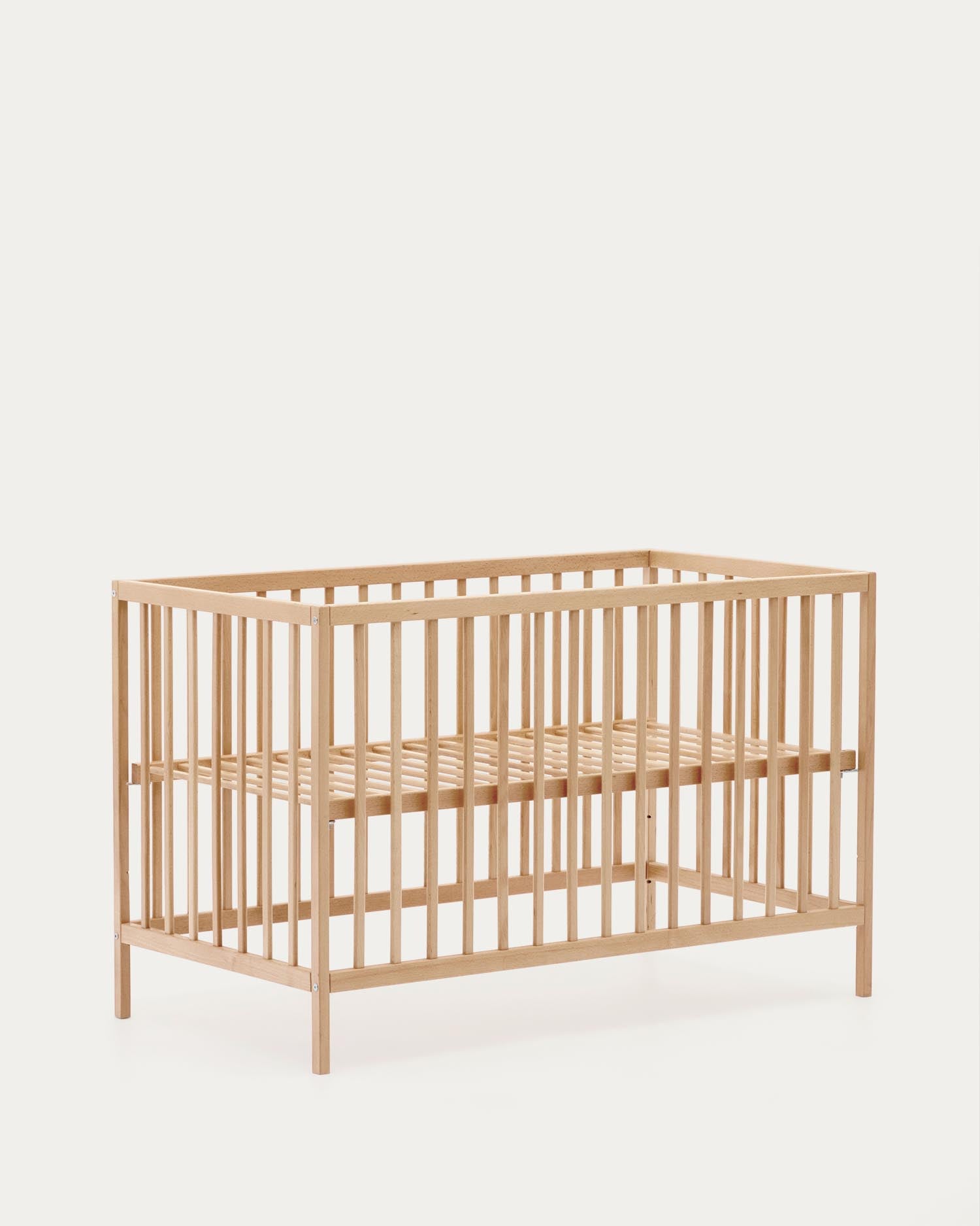 Das Gitterbett Shantal aus massiver Buche, 60x120 cm, mit natürlichem Finish, bietet Komfort und Stil für Ihr Baby, von Kave Home.