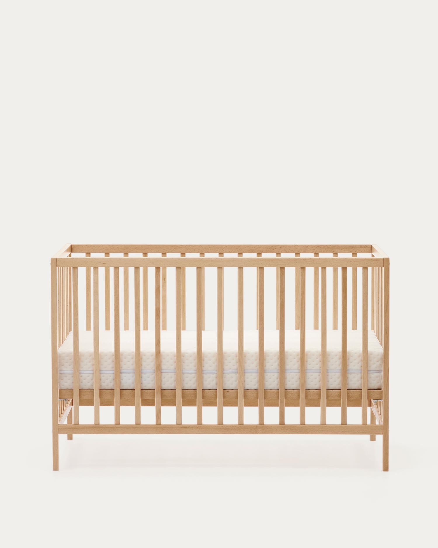 Entdecke das Gitterbett Shantal von Kave Home: robustes Buchenholz, 60x120 cm, mit natürlichem Finish für ein stilvolles Kinderzimmer.