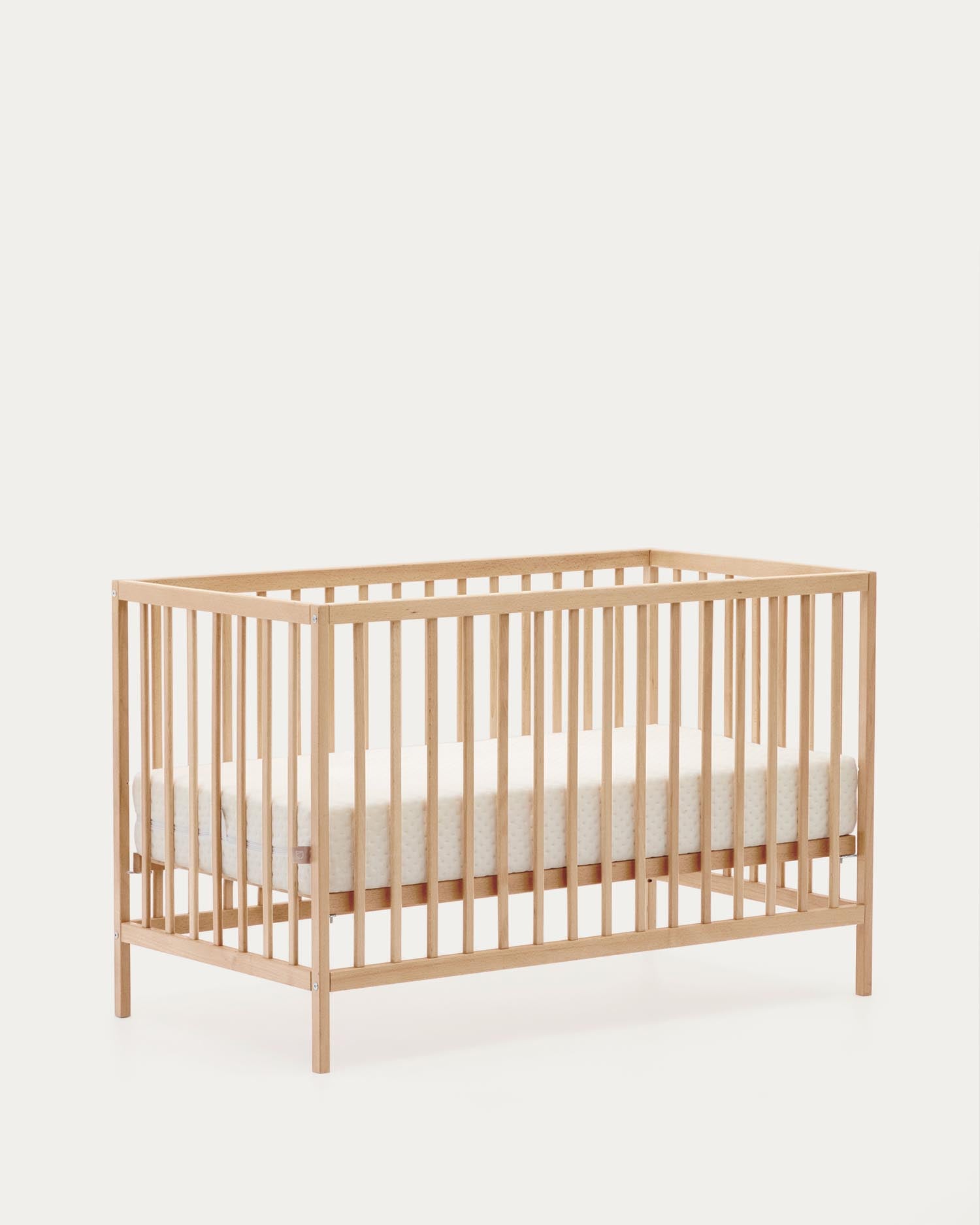 Das Gitterbett Shantal aus massiver Buche, 60x120 cm, mit natürlichem Finish, bietet Komfort und Stil für Ihr Baby, von Kave Home.