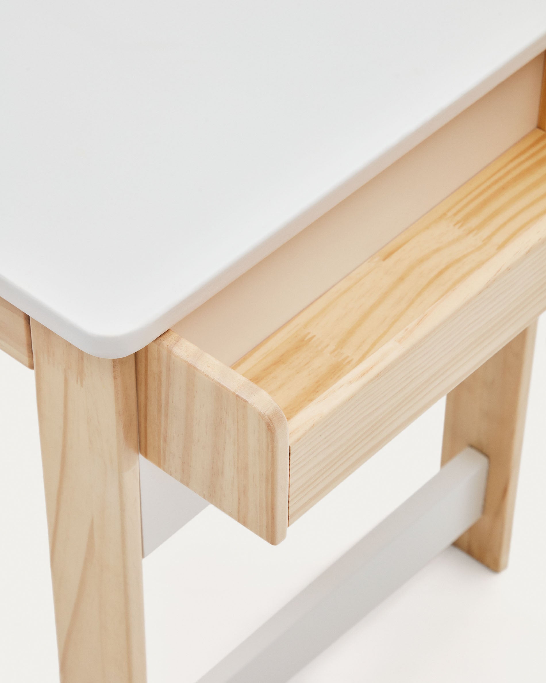 Der Serwa Schreibtisch vereint modernes Design mit stabiler Kiefernholz-Konstruktion. Perfekt für kreative Kinder und ergonomisches Arbeiten.