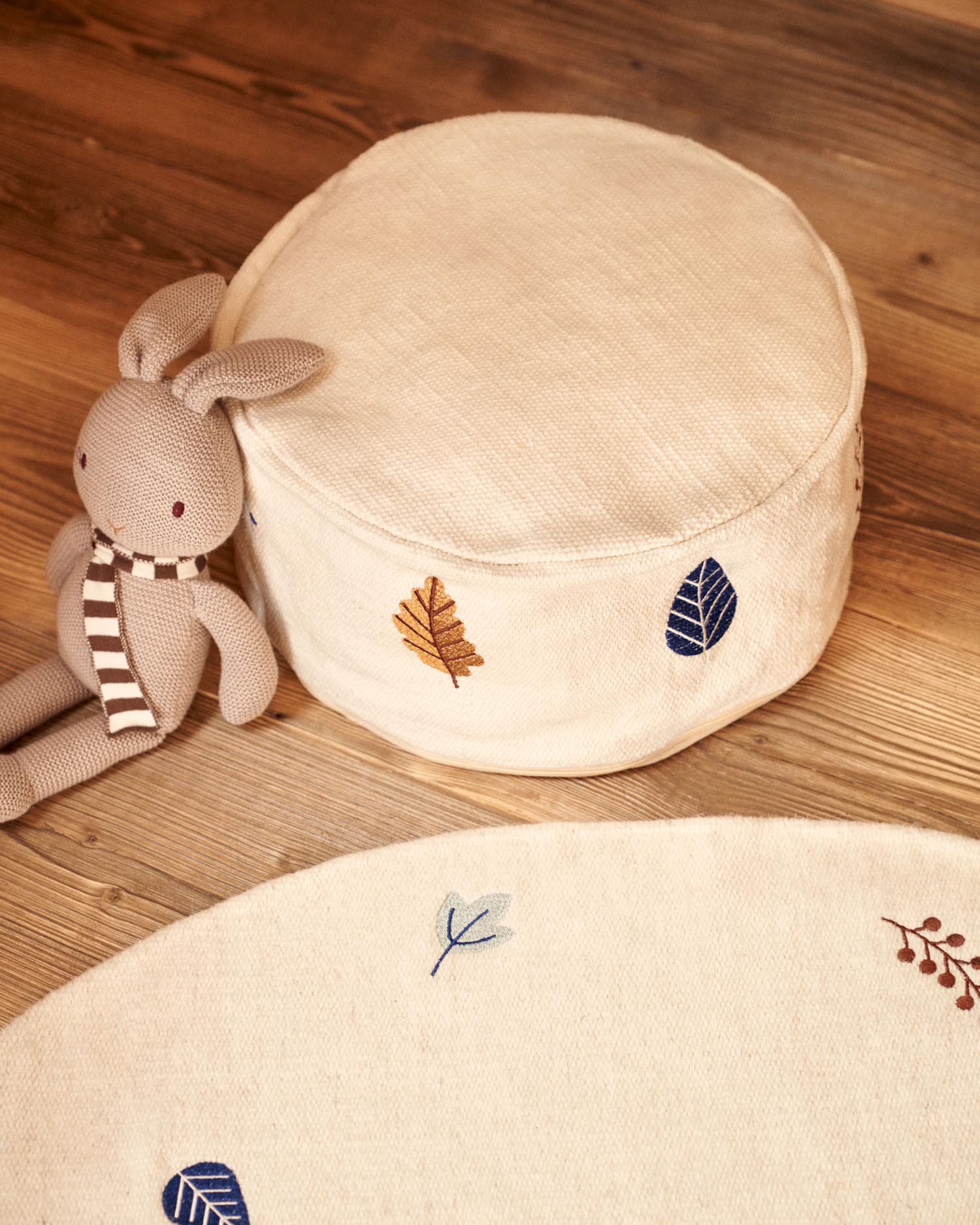 Entdecken Sie den Yanil Pouf von Kave Home: Ein farbenfrohes, aus 100% Baumwolle gefertigtes Möbelstück, perfekt für jedes Zuhause.