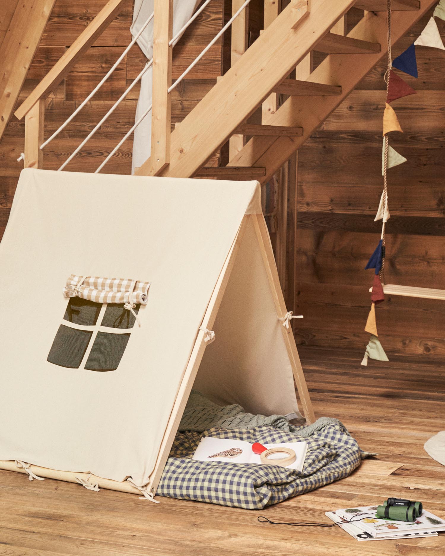 Das Yanil Tipi-Zelt von Kave Home: 100% Baumwolle, 100x90 cm, stabil und sicher. Perfekt für kreative Spielstunden und Rückzugsorte für Kinder.