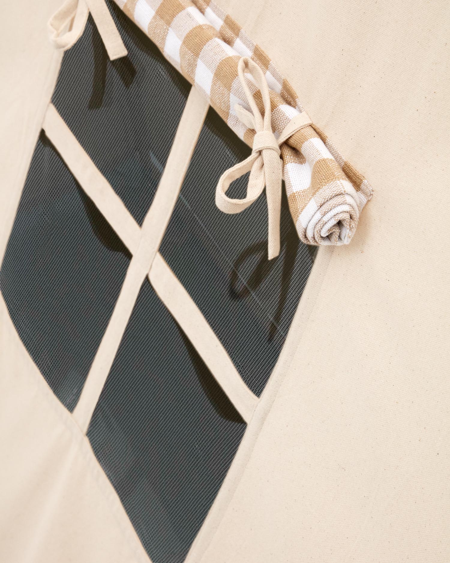 Entdecken Sie das Yanil Tipi-Zelt von Kave Home: Ein zauberhaftes, 100% Baumwolle Zelt (100x90 cm) für fantasievolles Spielen und gemütliche Rückzugsorte.