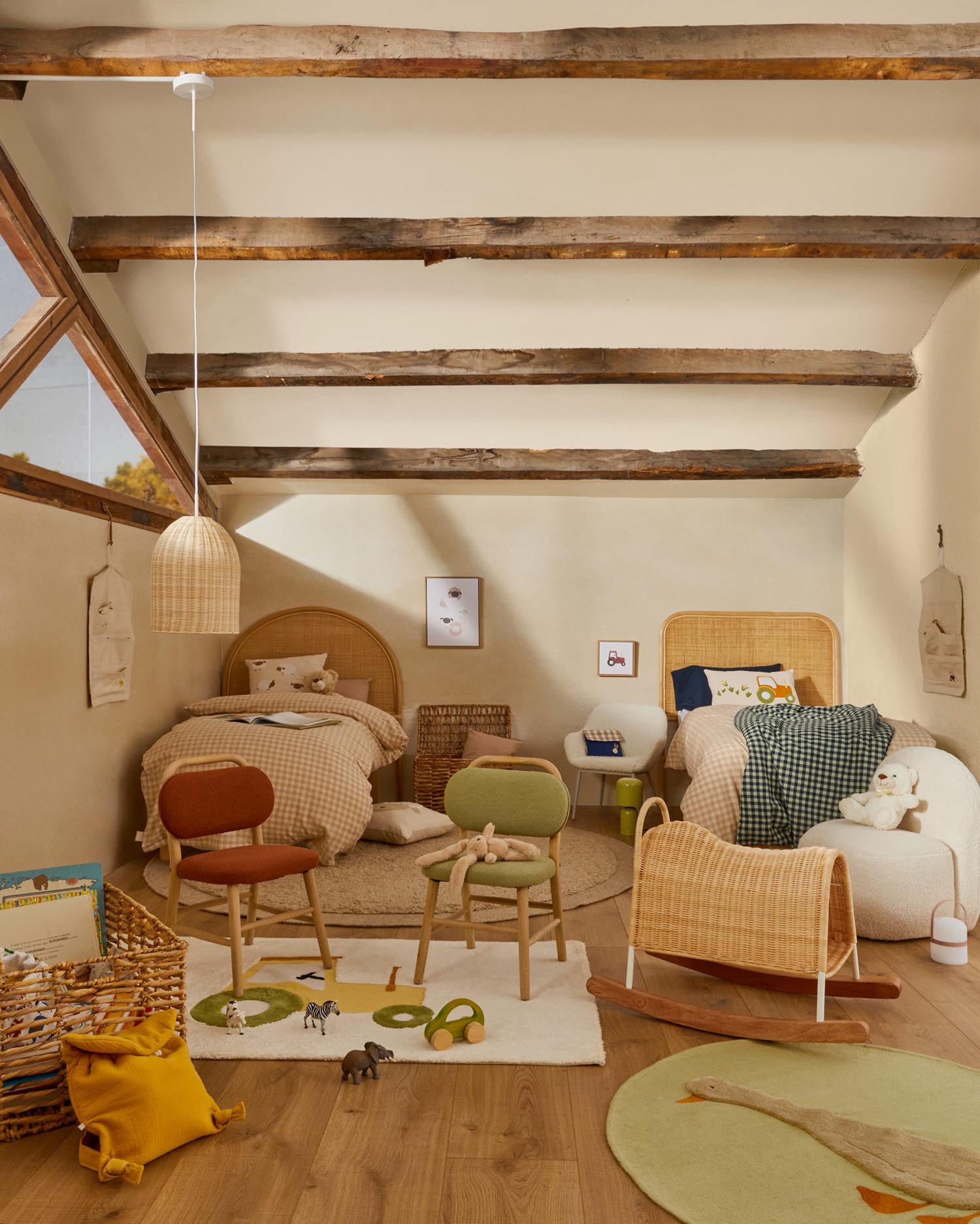 Das Bamban Schaukelpferd aus Rattan und Holz von Kave Home ist ein charmantes, robustes Spielzeug für Kinder.