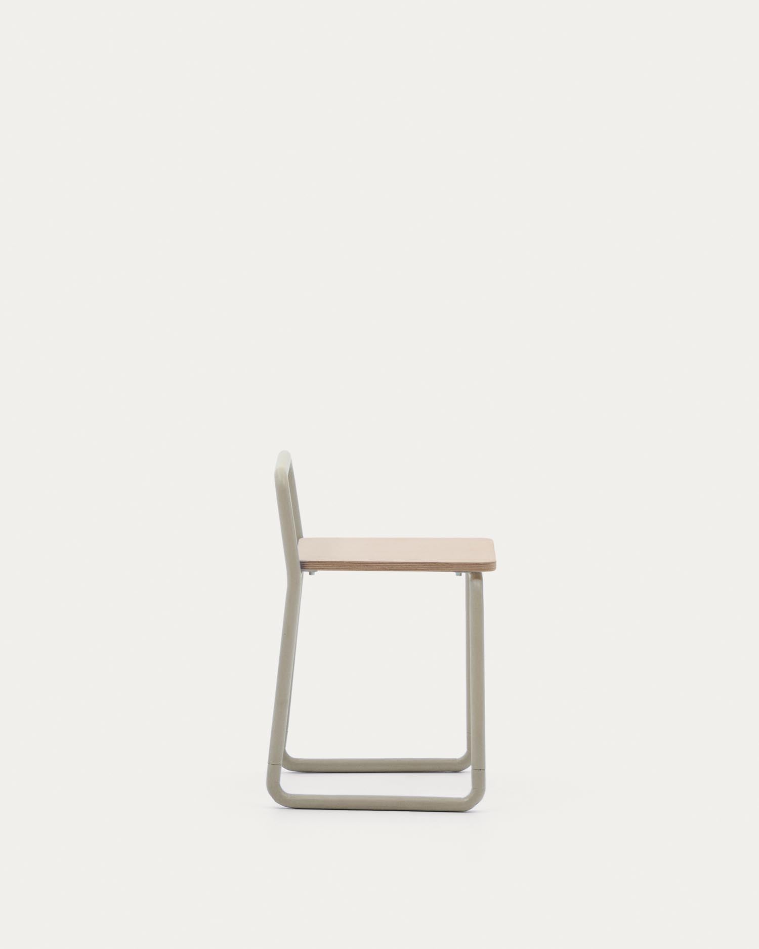 Moderner Stuhl Tinn mit Eschenfurnier-Sitz und stabilem Metallgestell in Beige, ideal für stilvolle Wohnräume.