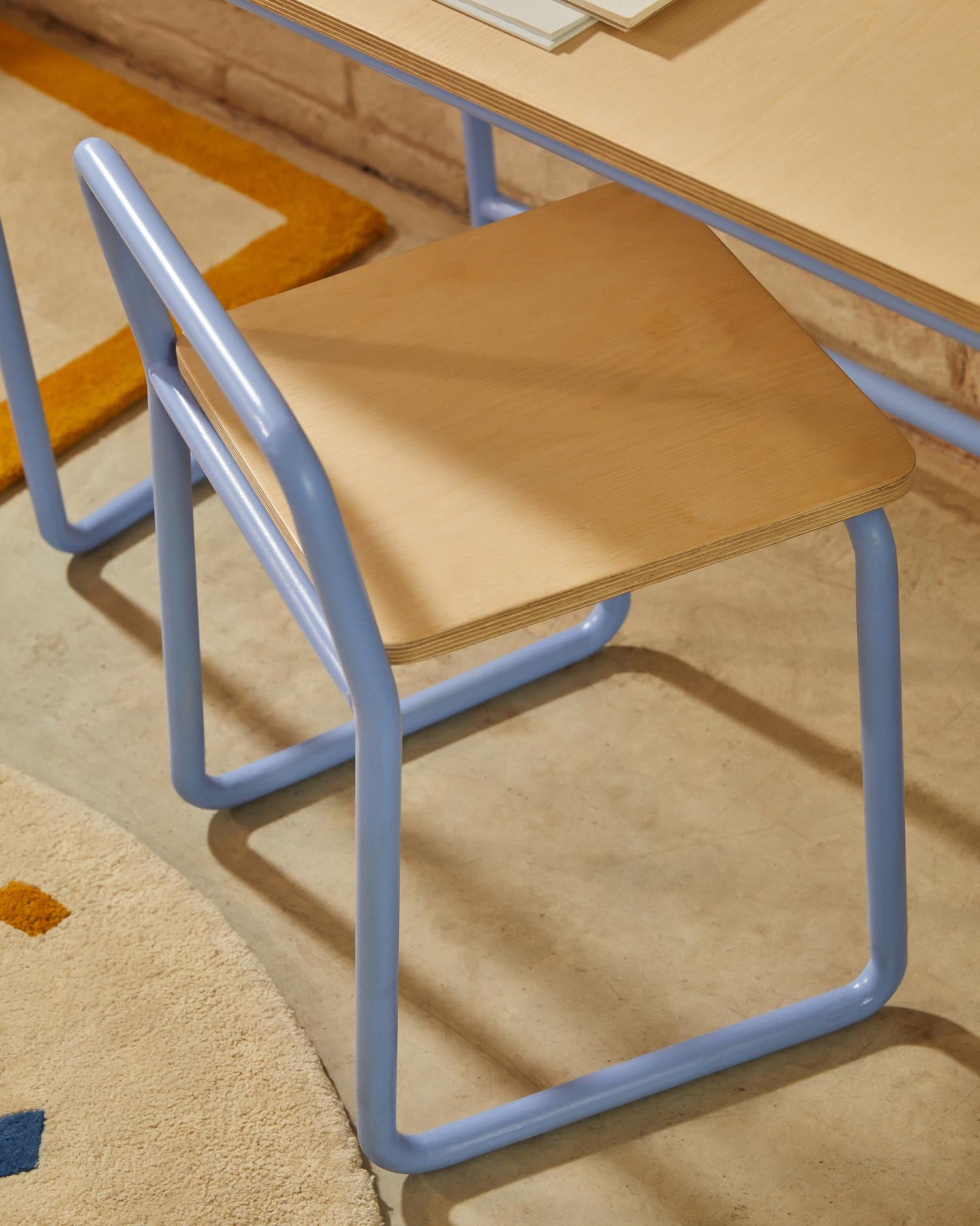 Moderner Stuhl Tinn von Kave Home: Eschenfurnier trifft auf blaues Metallgestell. Ideal für jeden Raum, vereint Stil und Funktionalität.