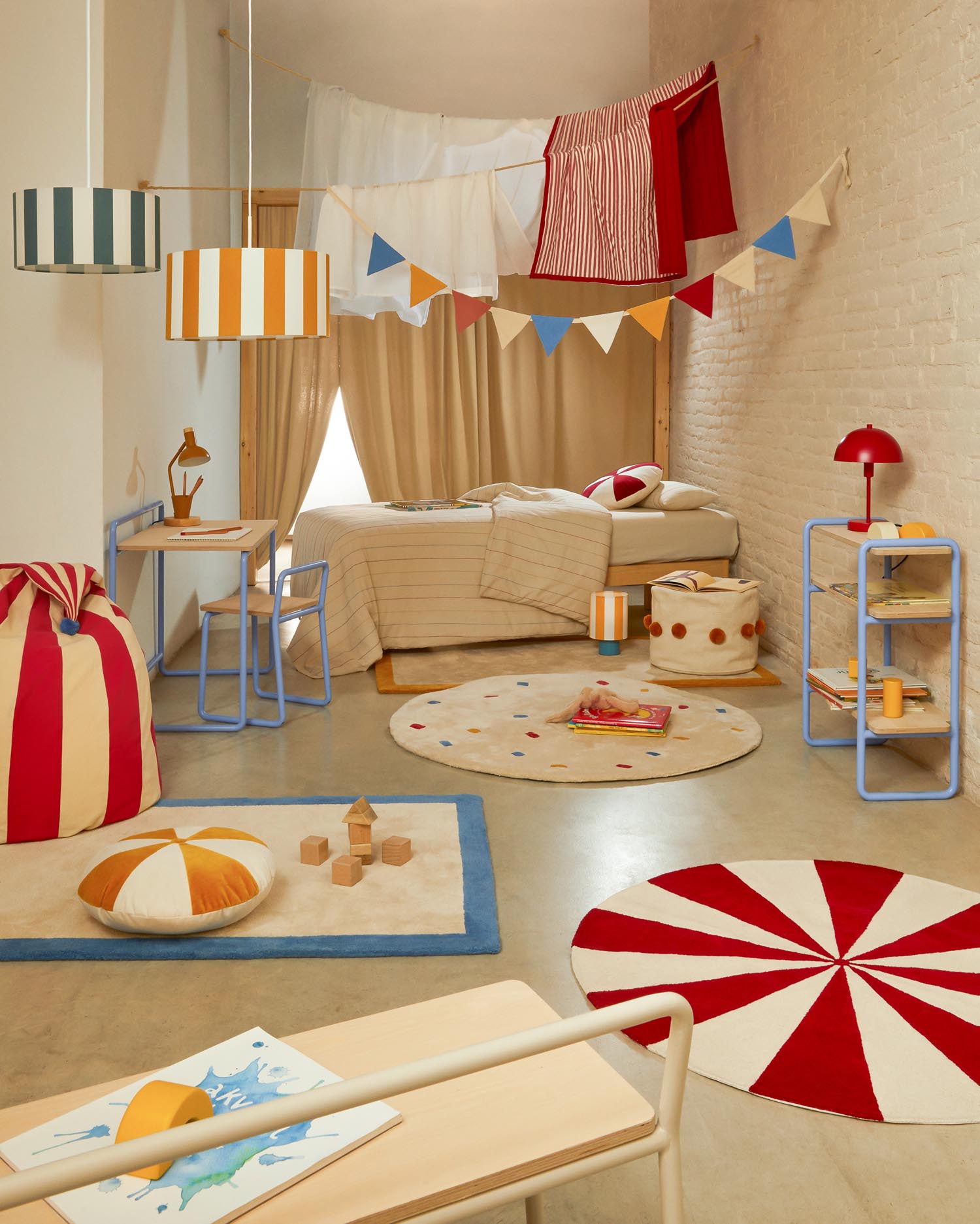 Moderner Stuhl Tinn mit Eschenfurnier-Sitz und blauem Metallgestell, ideal für stilvolle und komfortable Einrichtung.