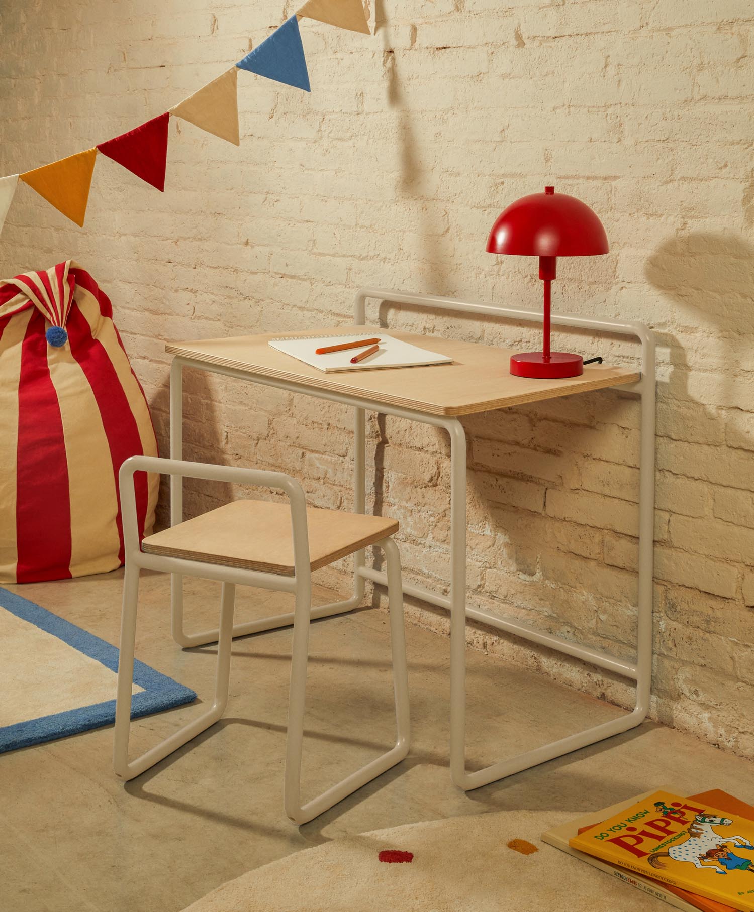 Moderner Schreibtisch Tinn aus Eschenfurnier und beigem Metall, perfekt für kreative Arbeitsplätze in kleinen Räumen.