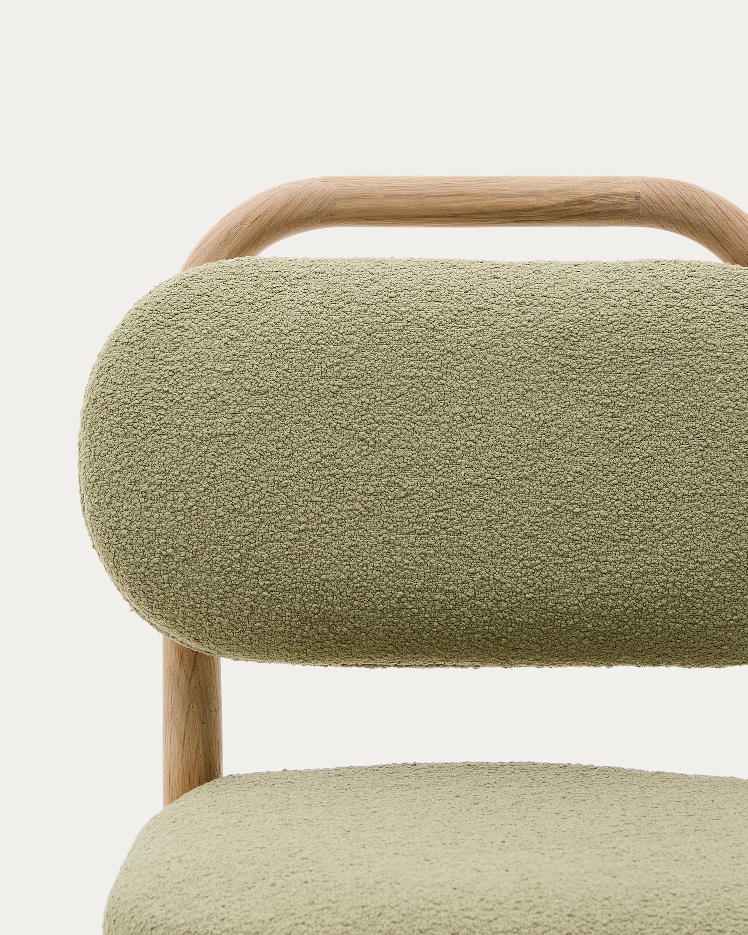Der Kinderstuhl Helda kombiniert elegantes Design aus grünem Bouclé und robustem Eichenholz, ideal für kreative Kinder und nachhaltige Wohnräume.