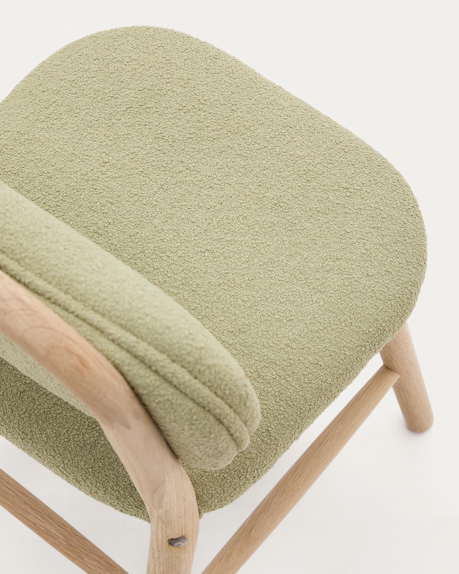 Der Kinderstuhl Helda vereint stilvolles Bouclé und langlebiges Eichenholz, perfekt für kreative Kinder und umweltbewusste Eltern.