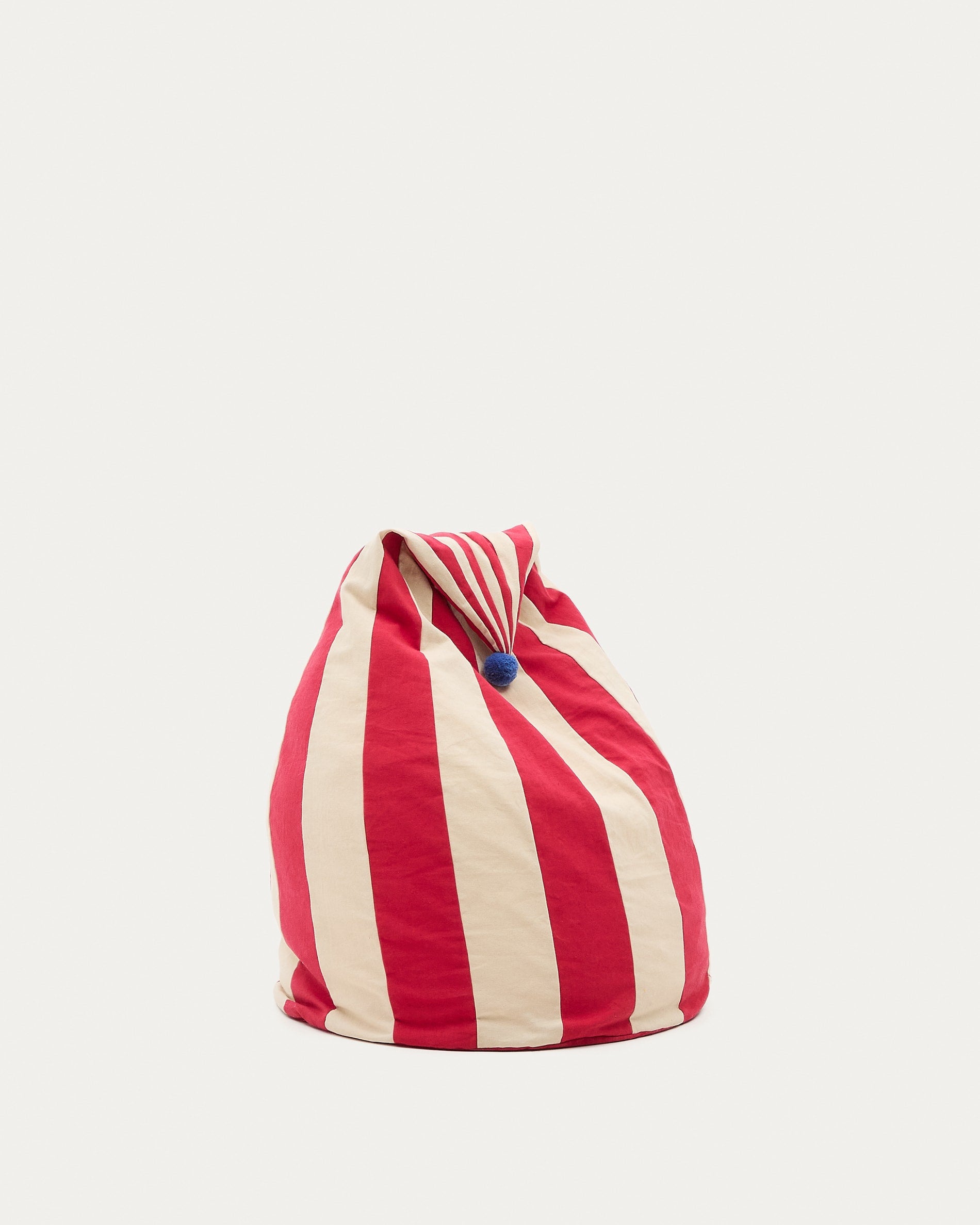 Moderner Sitzsack Olvi aus Baumwolle in Rot und Beige mit blauer Quaste, Ø 60 cm, ideal für stilvolle Entspannung.