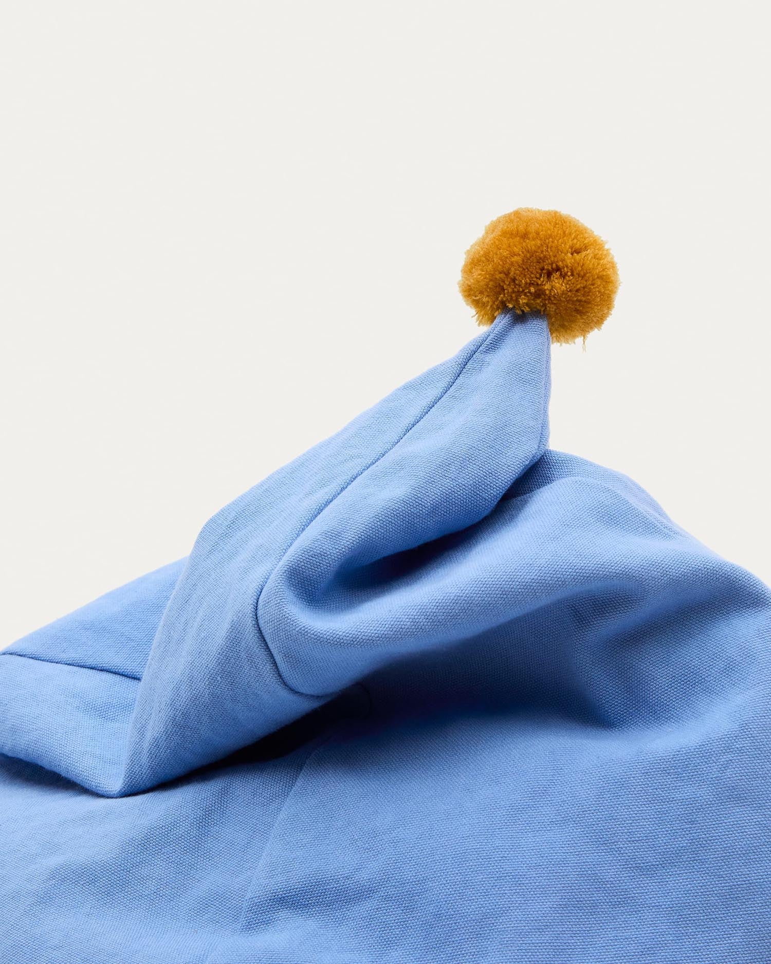 Stylischer Sitzsack Olvi in lebhaftem Blau aus hochwertiger Baumwolle, Ø 60 cm, mit verspielter senffarbener Quaste – perfekt für gemütliche Kinderzimmer.