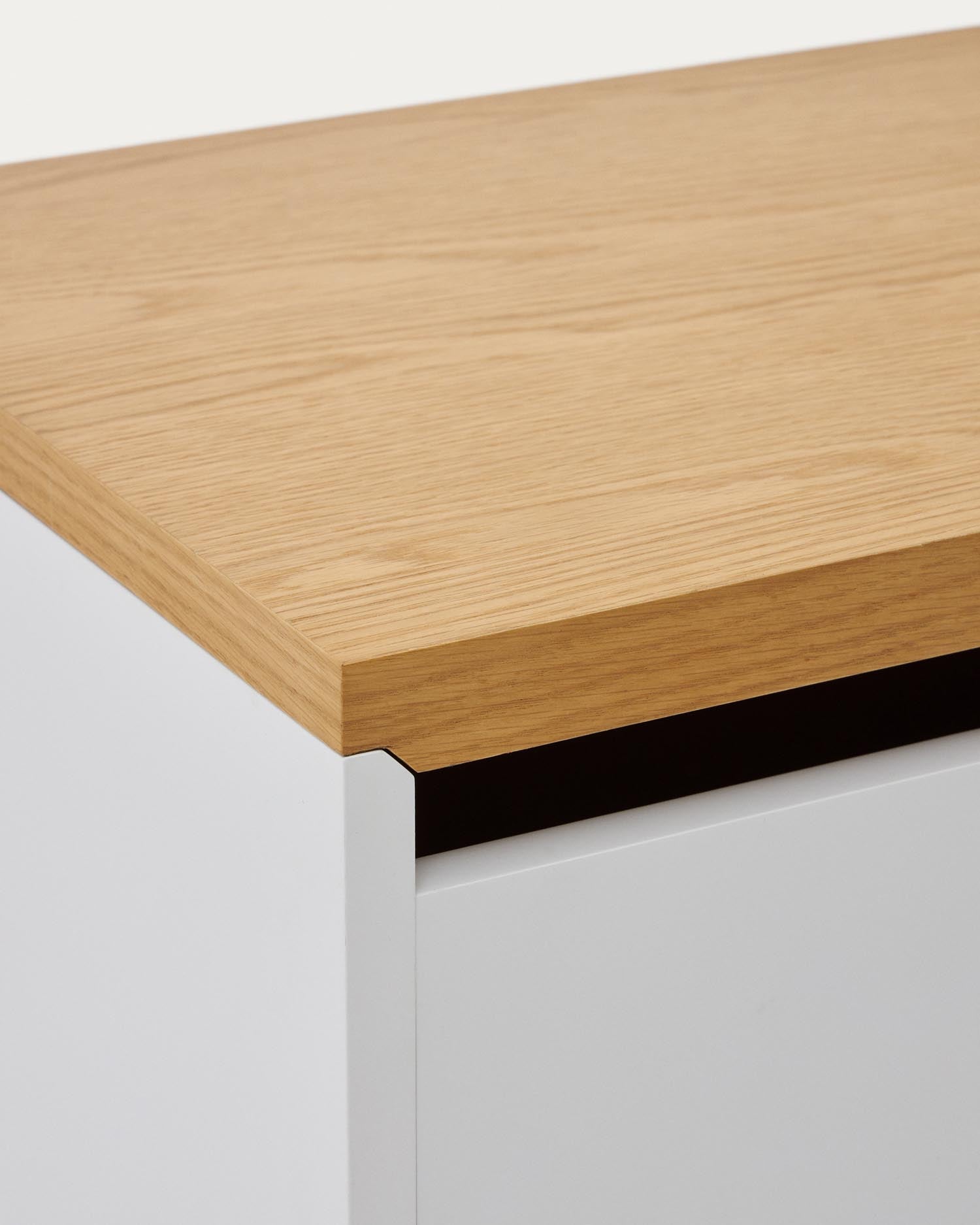 Stilvolle Abilen Truhe aus hochwertigem Eichenfurnier, 60 x 40 cm, FSC-zertifiziert. Perfekte Kombination aus Eleganz und Funktionalität für jedes Zuhause.