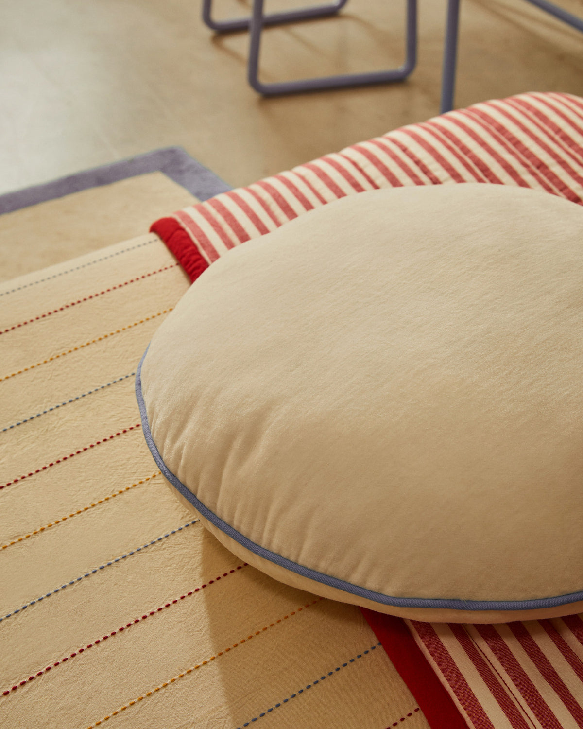 Rundes Kissen Saya aus Baumwolle weiss und blau Ø 40 cm in Blau präsentiert im Onlineshop von KAQTU Design AG. Deko Kissen ist von Kave Home