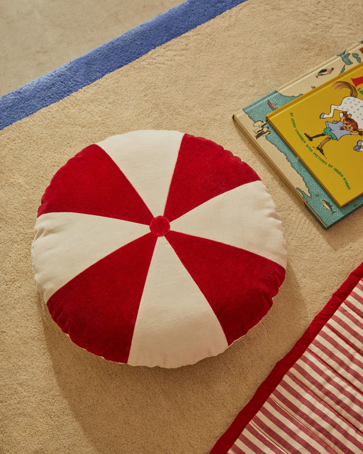 Rundes Kissen Odet aus Baumwolle weiss und rot Ø 45 cm in Rot präsentiert im Onlineshop von KAQTU Design AG. Deko Kissen ist von Kave Home