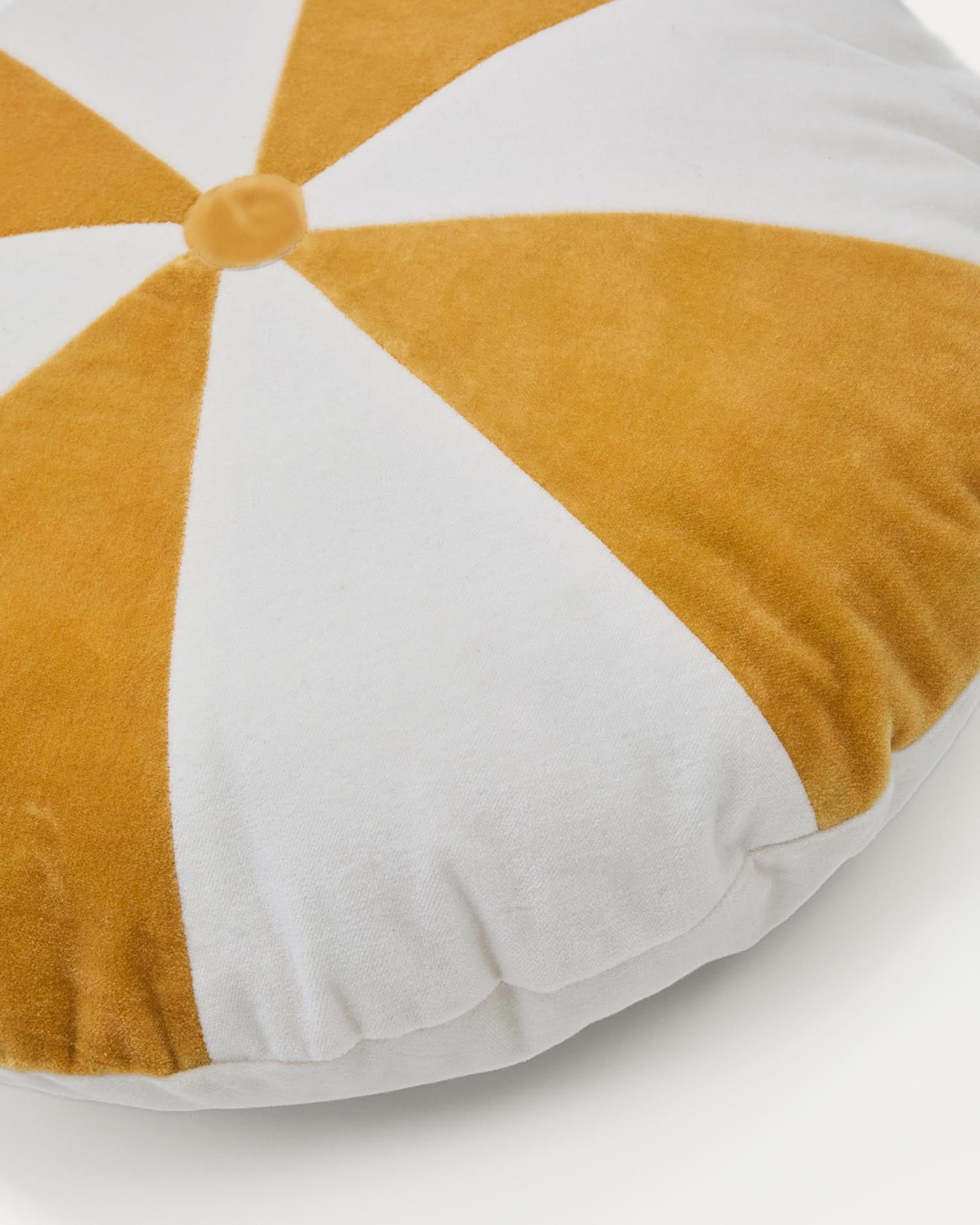 Entdecken Sie das runde Kissen Odet von Kave Home: 45 cm Durchmesser, aus weicher Baumwolle in elegantem Weiß und Senf, perfekt für jeden Raum.
