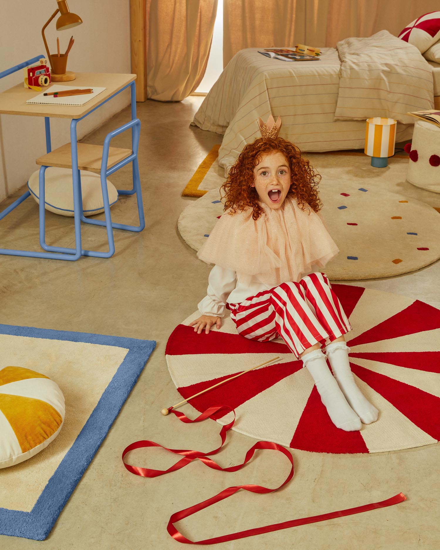 Runder Teppich Wirla aus 100% Baumwolle in Beige und Rot, Ø 100 cm, von Kave Home. Stilvoll und natürlich für jeden Raum.