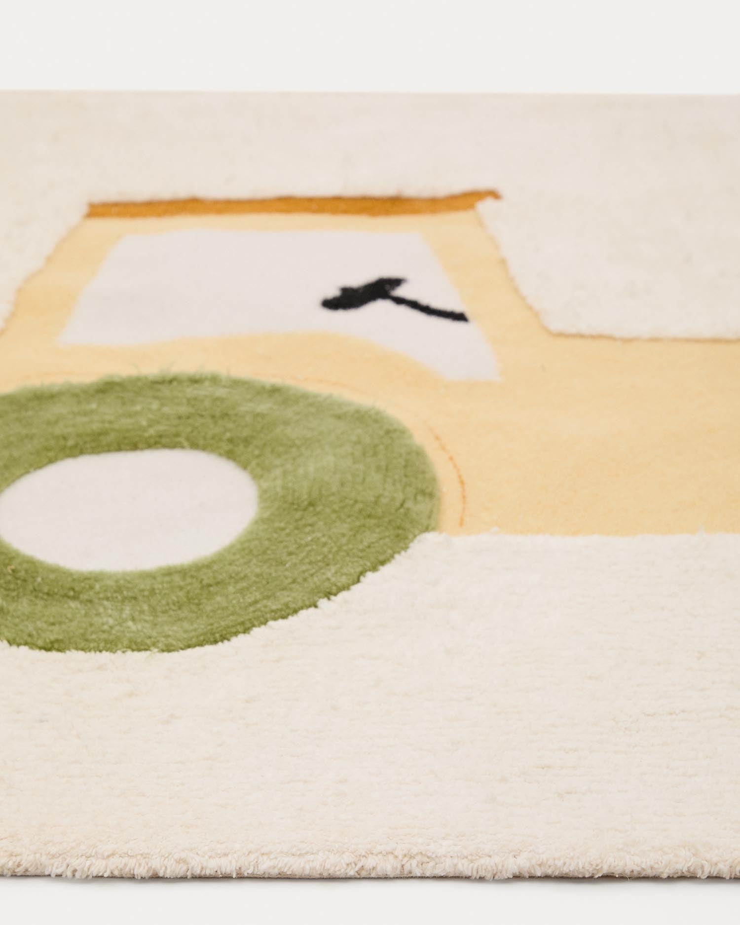 Gestalten Sie das Kinderzimmer mit dem Teppich Pecky von Kave Home: 100% Baumwolle, beige, Traktor-Motiv (90x150 cm) – ideal für Spiel und Spaß!