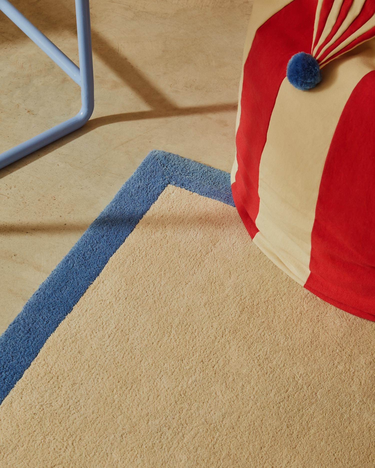 Teppich Nalim in beige und blau: 100% Baumwolle, 90 x 150 cm. Ideal für Kinderzimmer, bietet Komfort und Stil. Pflegeleicht und vielseitig einsetzbar.