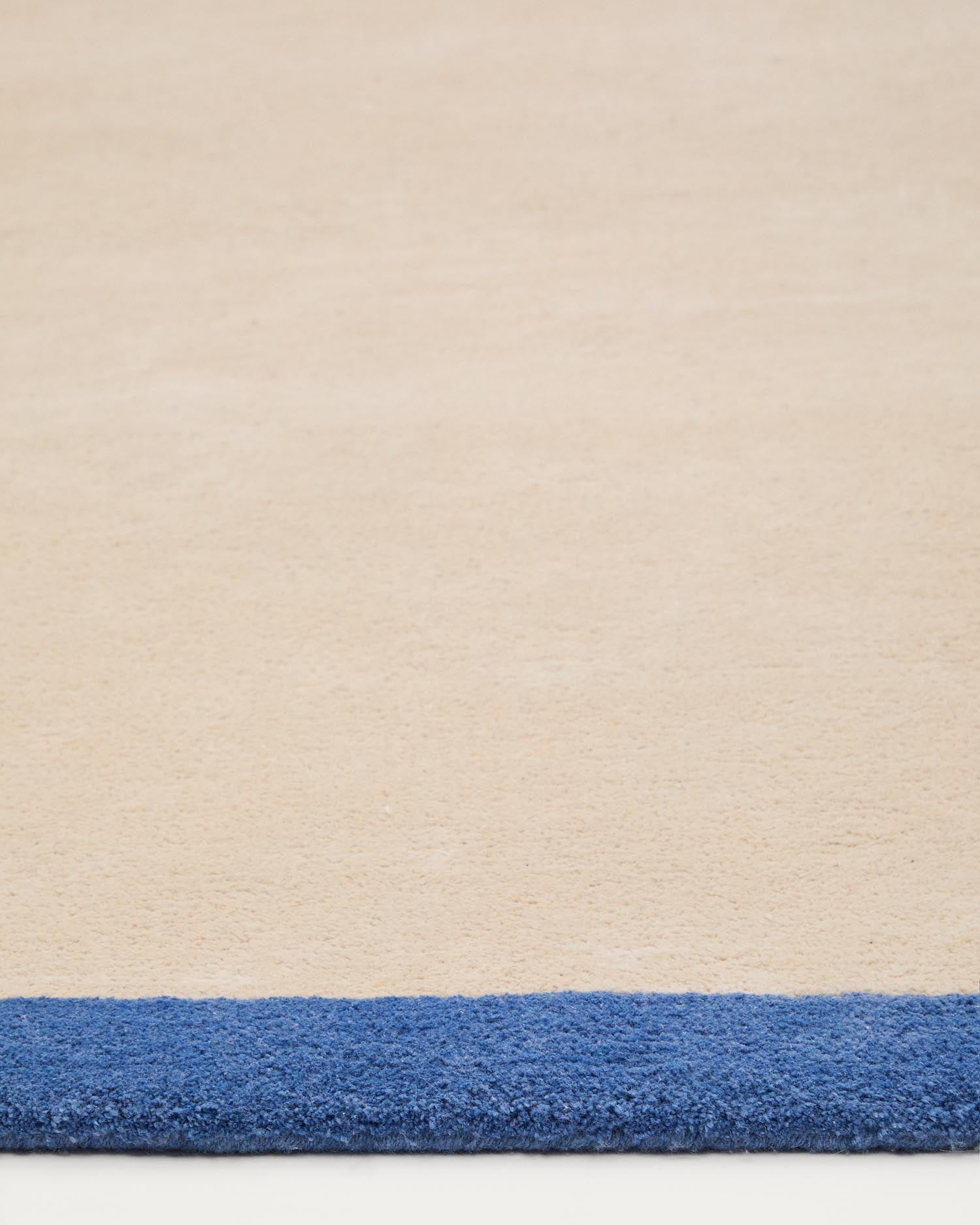 Der Teppich Nalim von Kave Home in beige und blau (90 x 150 cm) vereint Komfort und Stil. Ideal für Kinderzimmer und vielseitig einsetzbar.