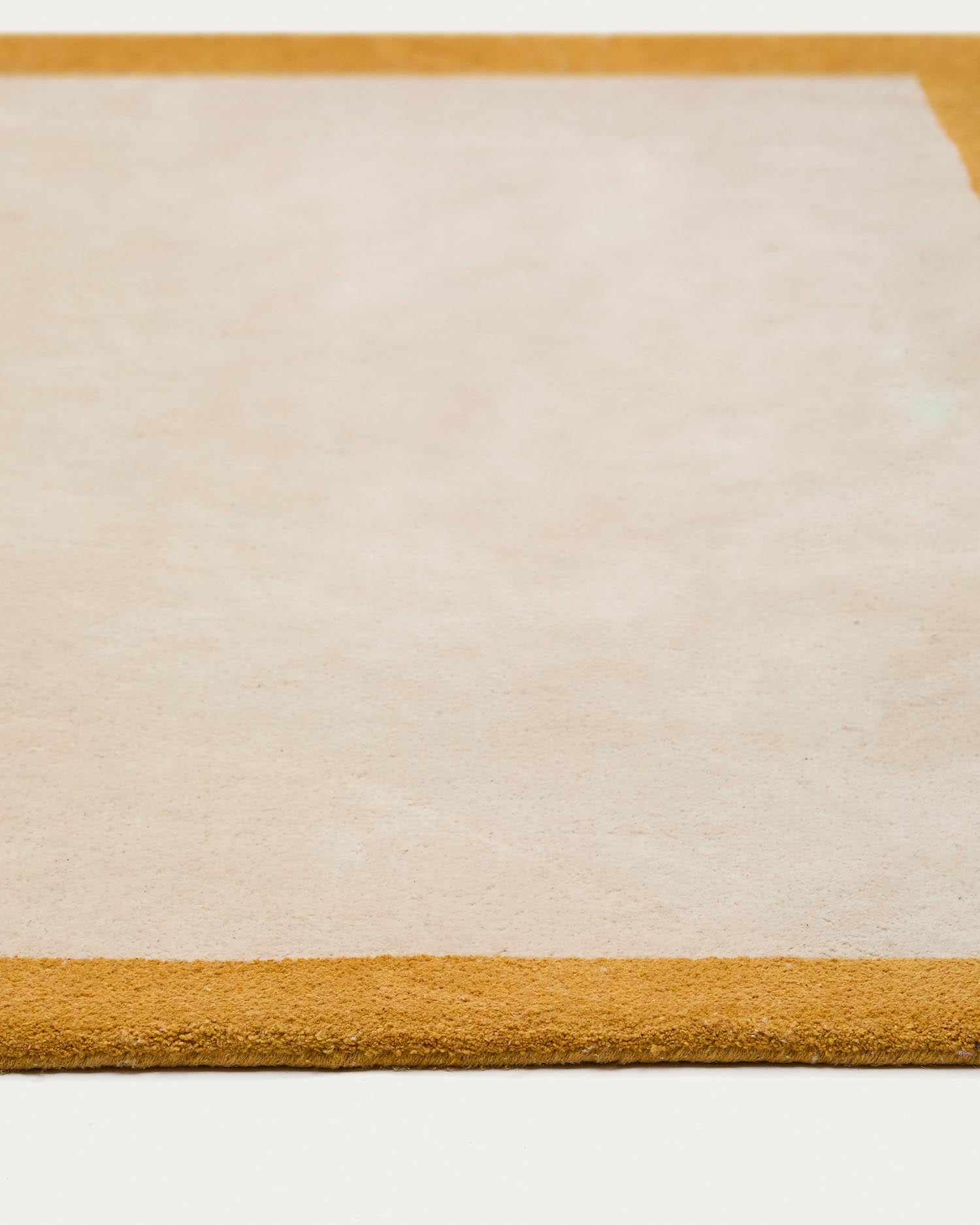 Ein weicher, stilvoller Teppich aus 100% Baumwolle in Beige und Senf, ideal für Kinderzimmer, 90x150 cm.