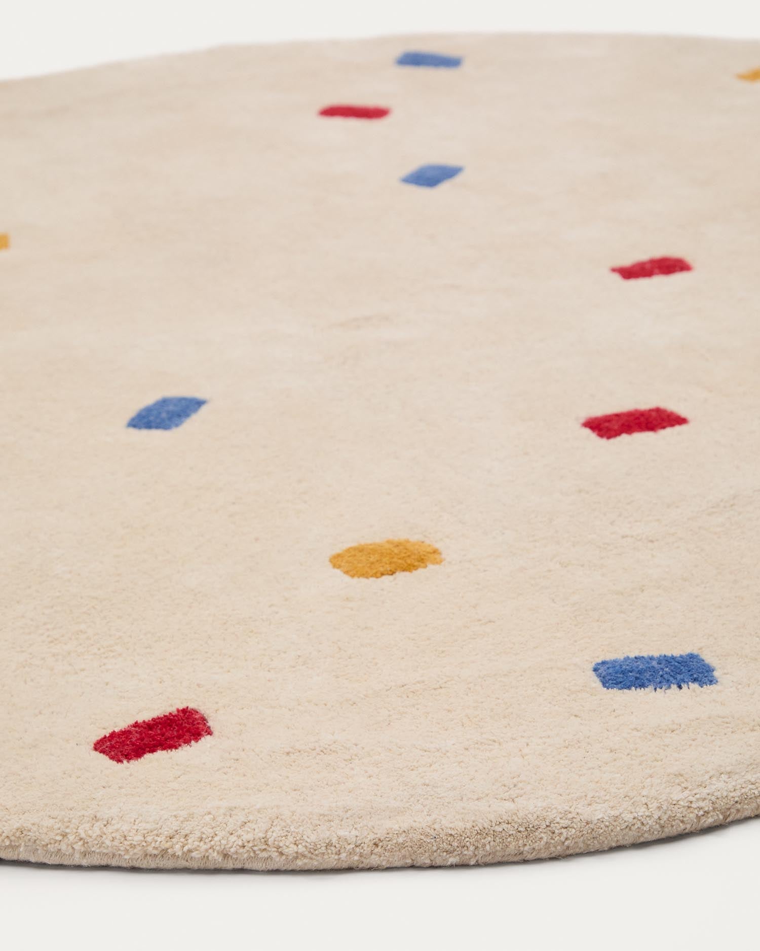 Runder Teppich Luli aus 100% Baumwolle, Ø 120 cm, weiss mit bunten Punkten. Perfekt für farbenfrohe und gemütliche Wohnräume.