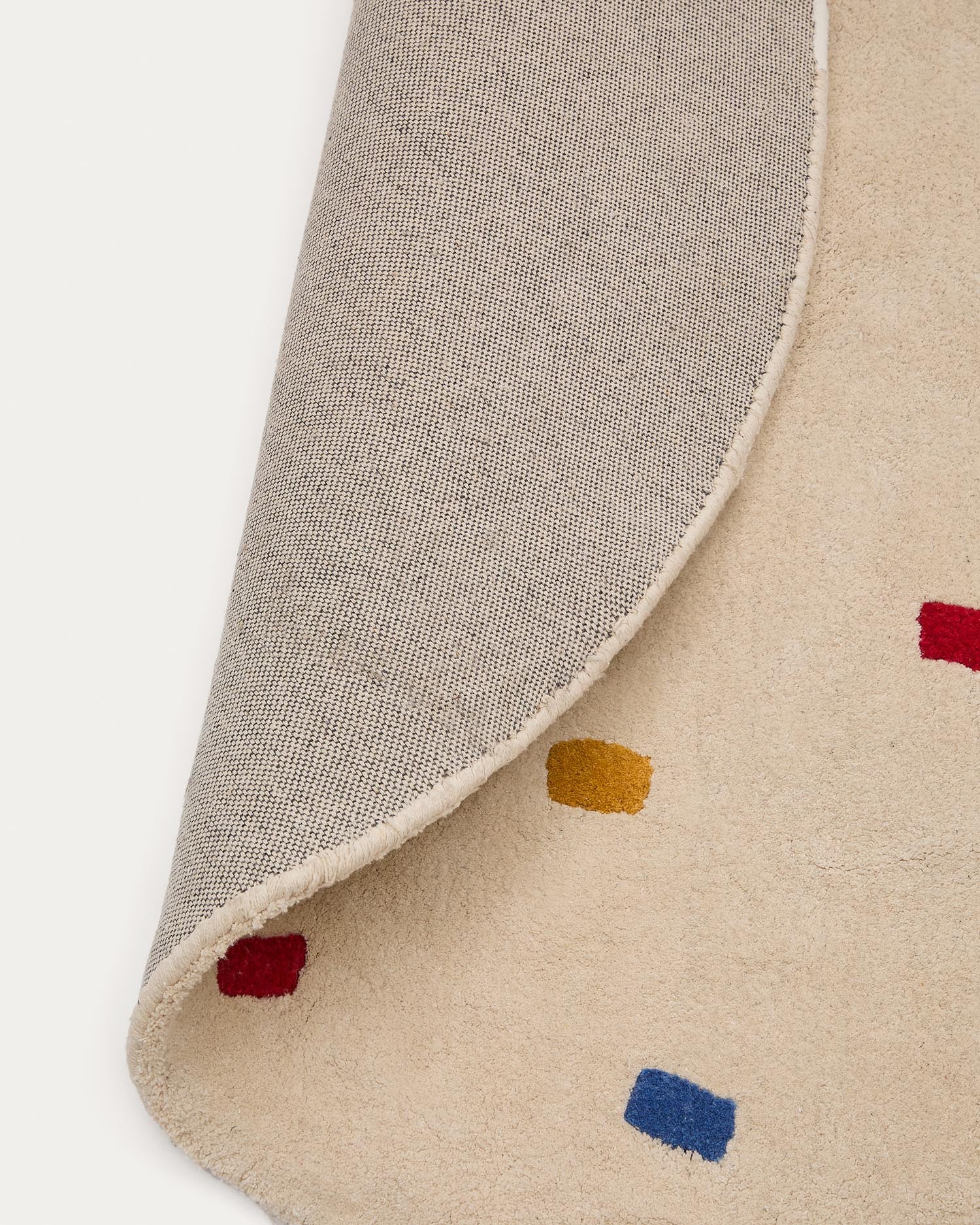 Entdecke den Teppich Luli von Kave Home: 100% Baumwolle, Ø 120 cm, mit fröhlichen Punkten. Ideal für Kinderzimmer und stilvolle Akzente.