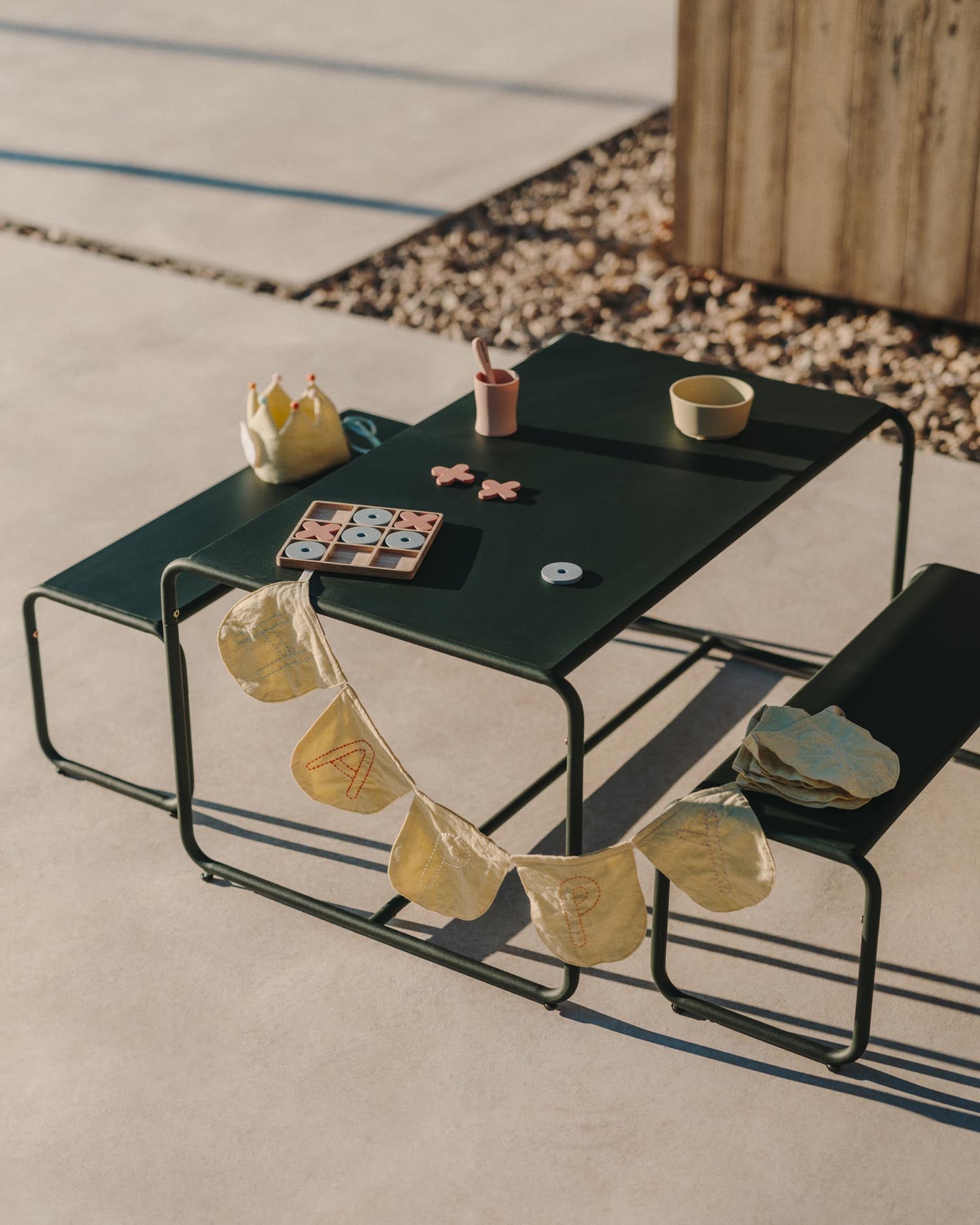 Vilka Girlande mit Wimpeln 100 % Baumwolle weiss und gelb 250 cm in Gelb präsentiert im Onlineshop von KAQTU Design AG. Mobiles Kids ist von Kave Home
