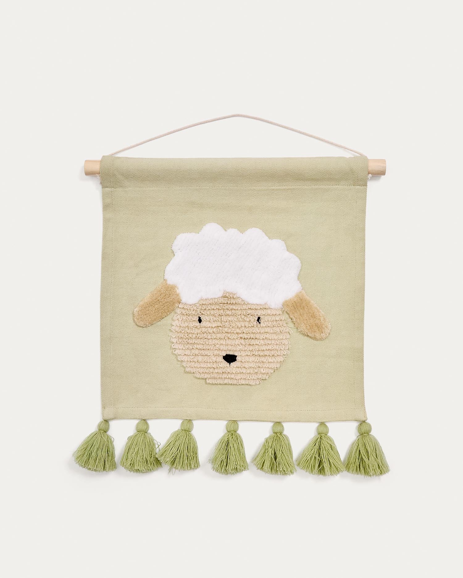 Wandteppich Milu aus grüner Baumwolle mit Schaf und Quasten in Grün in Grün präsentiert im Onlineshop von KAQTU Design AG. Wandteppich ist von Kave Home