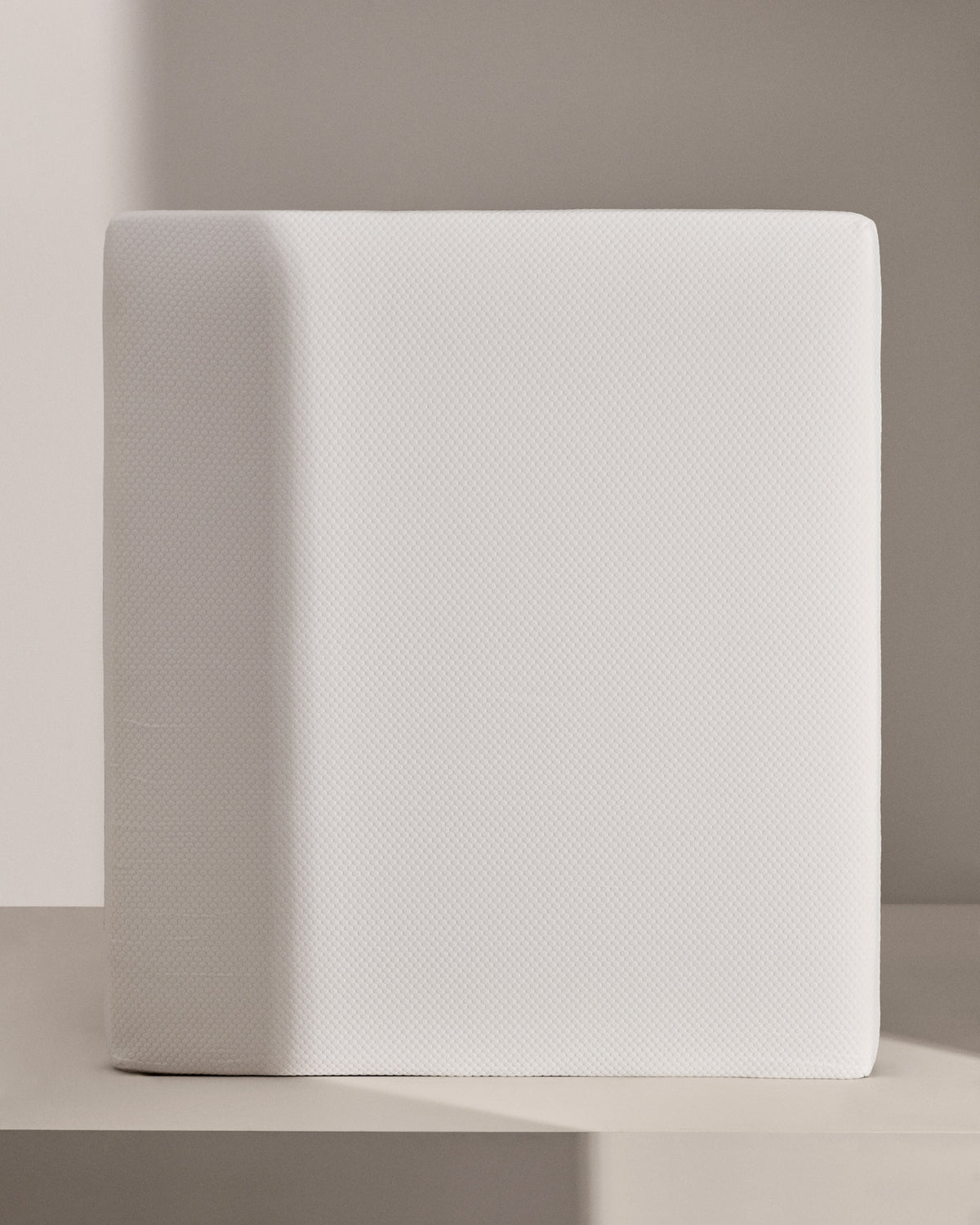 Viskoelastische Matratze Eva mit abnehmbarem Bezug 180 x 200 cm in Weiss, Grau präsentiert im Onlineshop von KAQTU Design AG. Matratze ist von Kave Home
