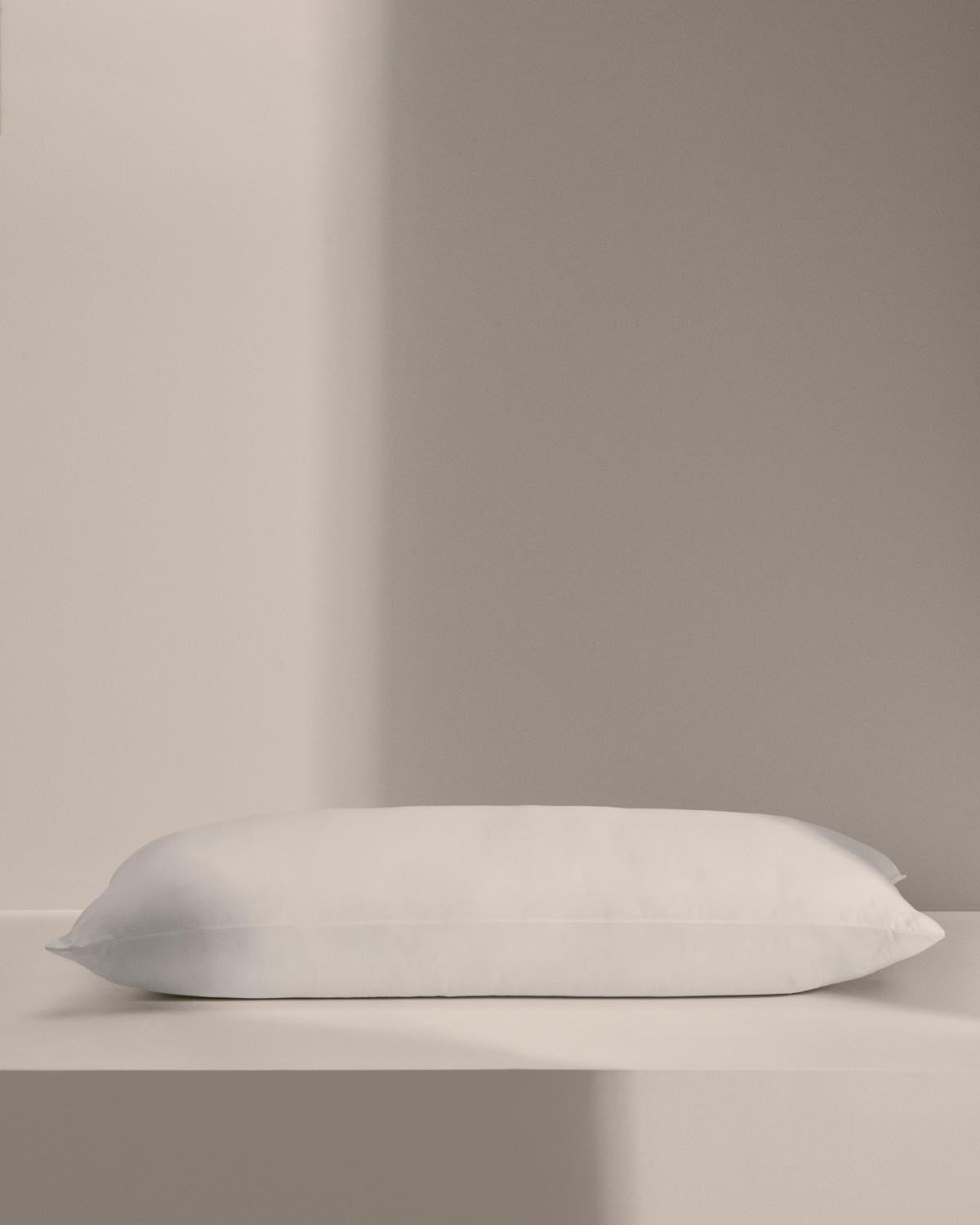 Nyla Mikrofaser-Kissen 90 x 40 cm in Weiss präsentiert im Onlineshop von KAQTU Design AG. Kissen ist von Kave Home