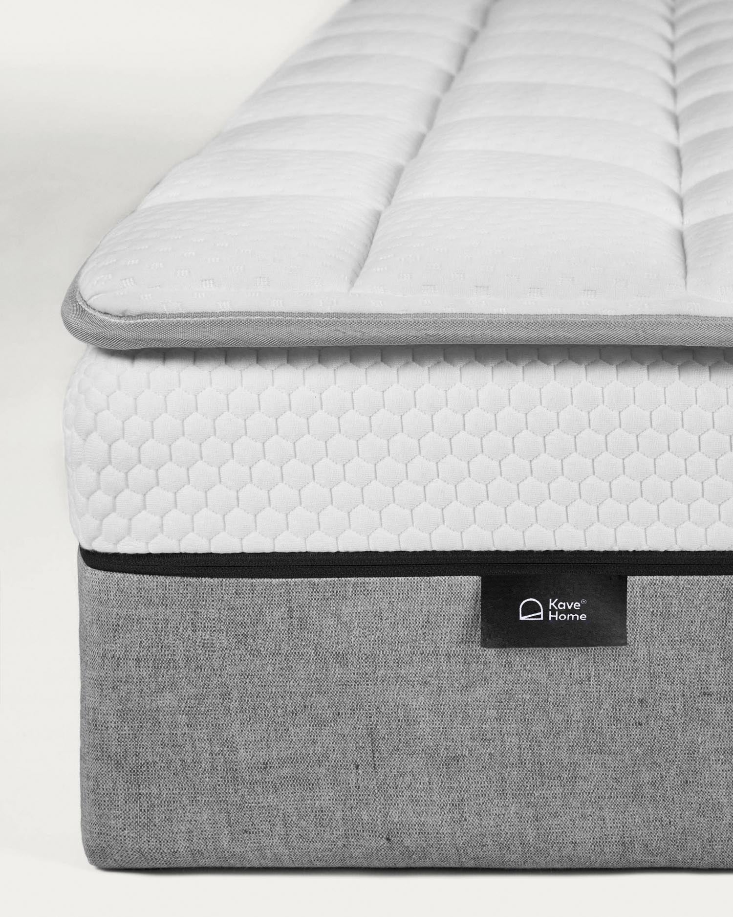 Erleben Sie mit dem Freya Matratzen Topper 90 x 190 cm von Kave Home unvergleichlichen Schlafkomfort. Ideal für Druckentlastung und Hygiene.
