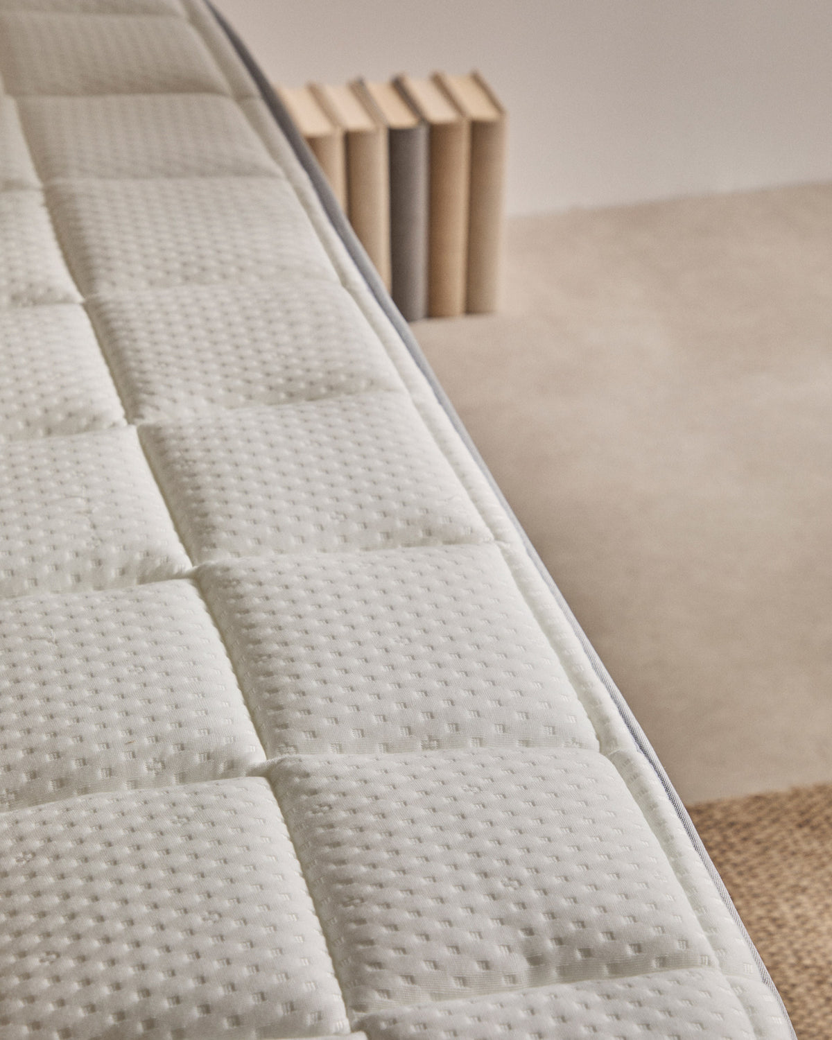 Topper Freya 90 x 200 cm in Weiss, Grau präsentiert im Onlineshop von KAQTU Design AG. Matratze ist von Kave Home